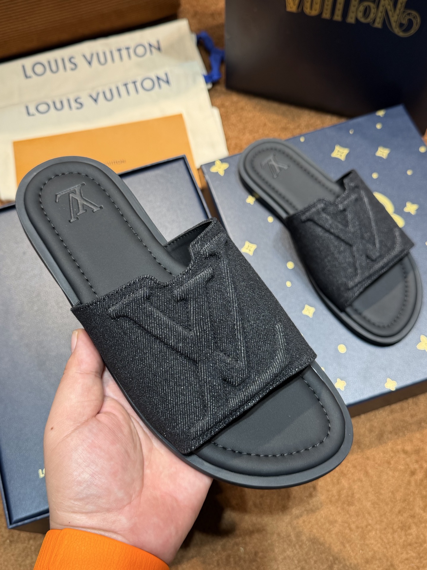 LV Style Canvas Men's Shoes style reference detail image 4 from source 780887