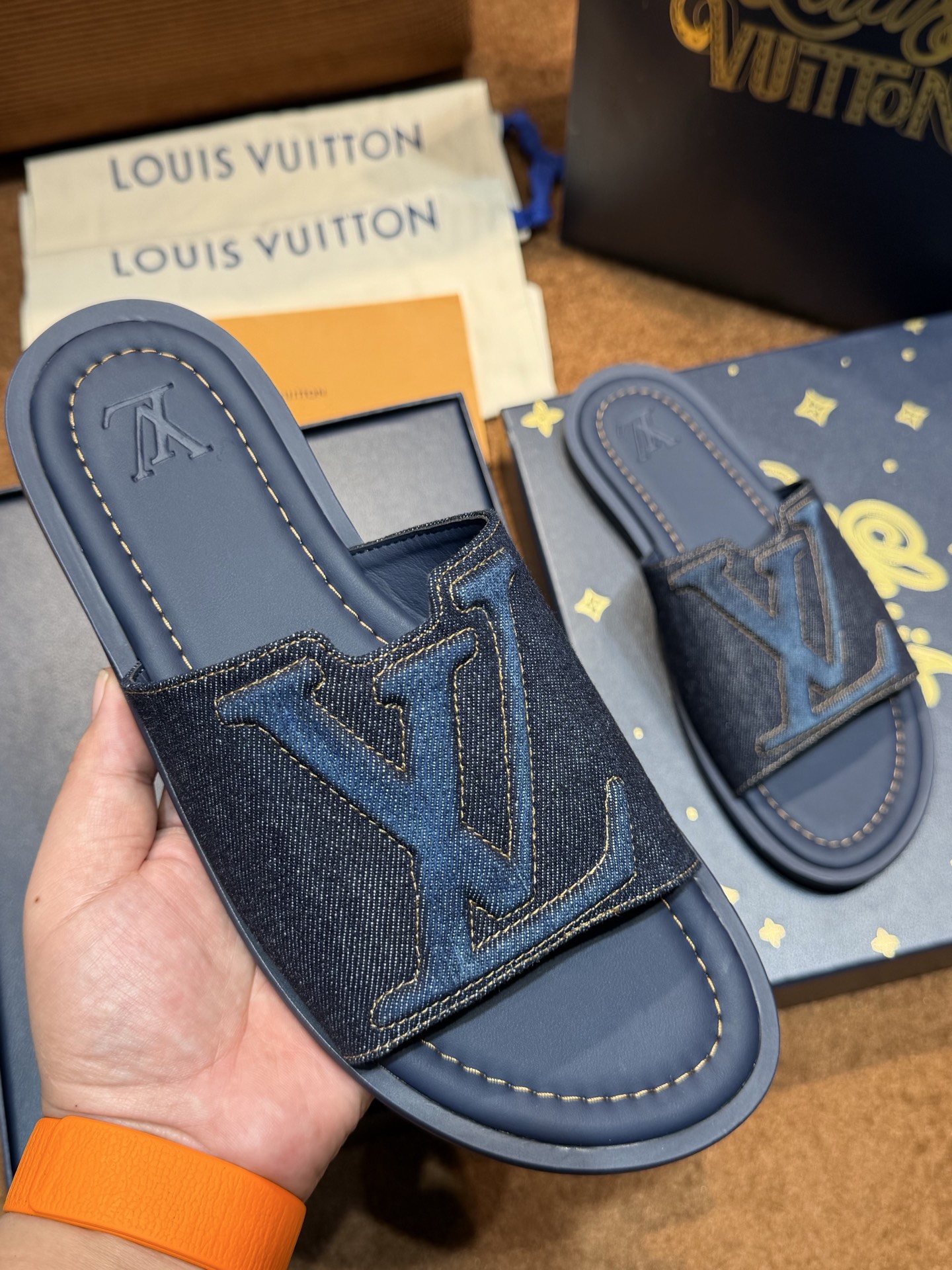 LV Style Canvas Men's Shoes style reference detail image 5 from source 780889