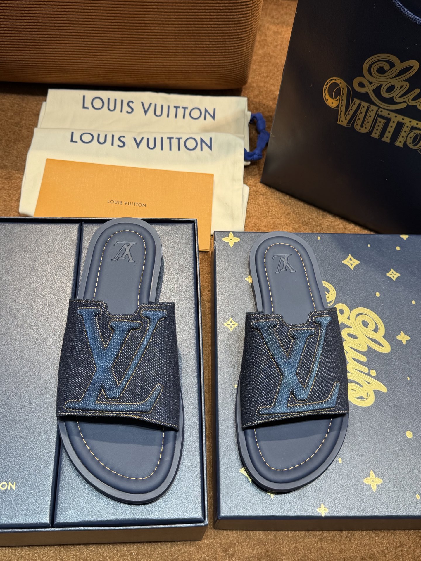 LV Style Canvas Men's Shoes style reference detail image 3 from source 780889