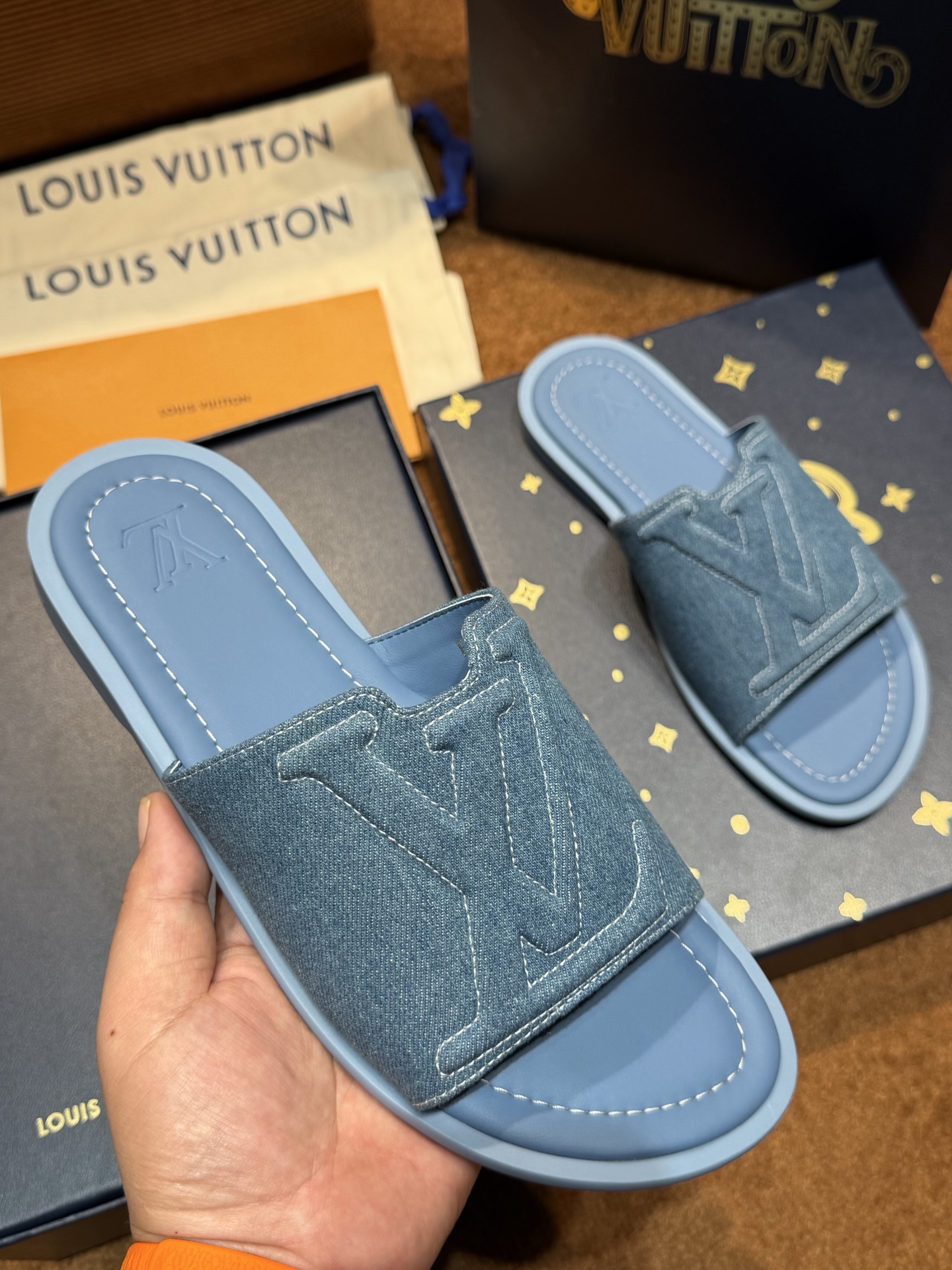 LV Style Canvas Men's Shoes style reference detail image 4 from source 780890