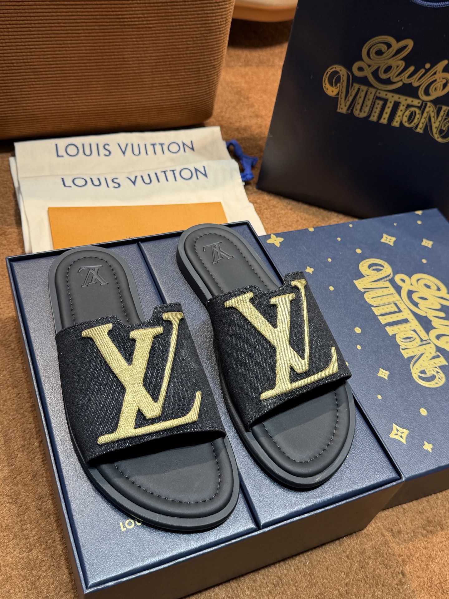 LV Style Canvas Men's Shoes style reference detail image 2 from source 780891