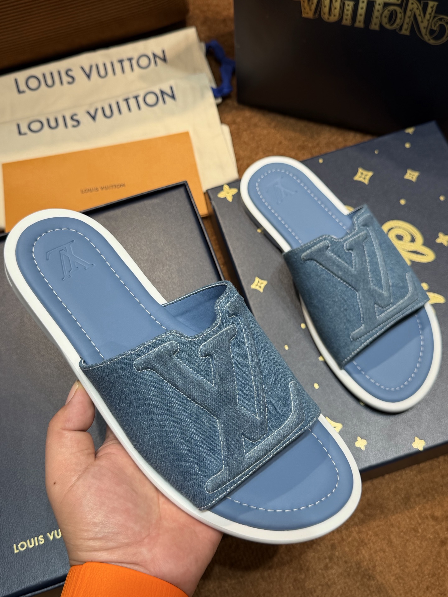 LV Style Canvas Men's Shoes style reference detail image 3 from source 780892