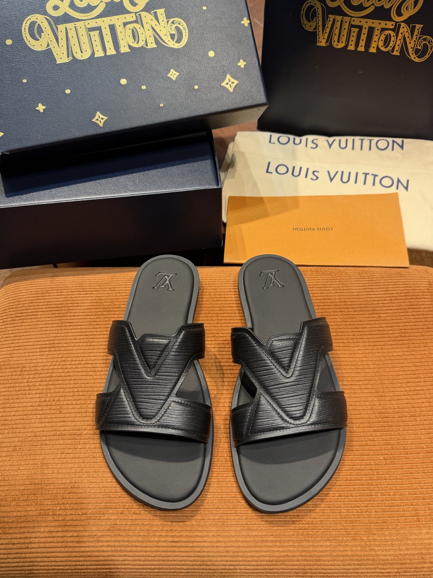 LV Style Canvas Men's Shoes style reference detail image 2 from source 780893