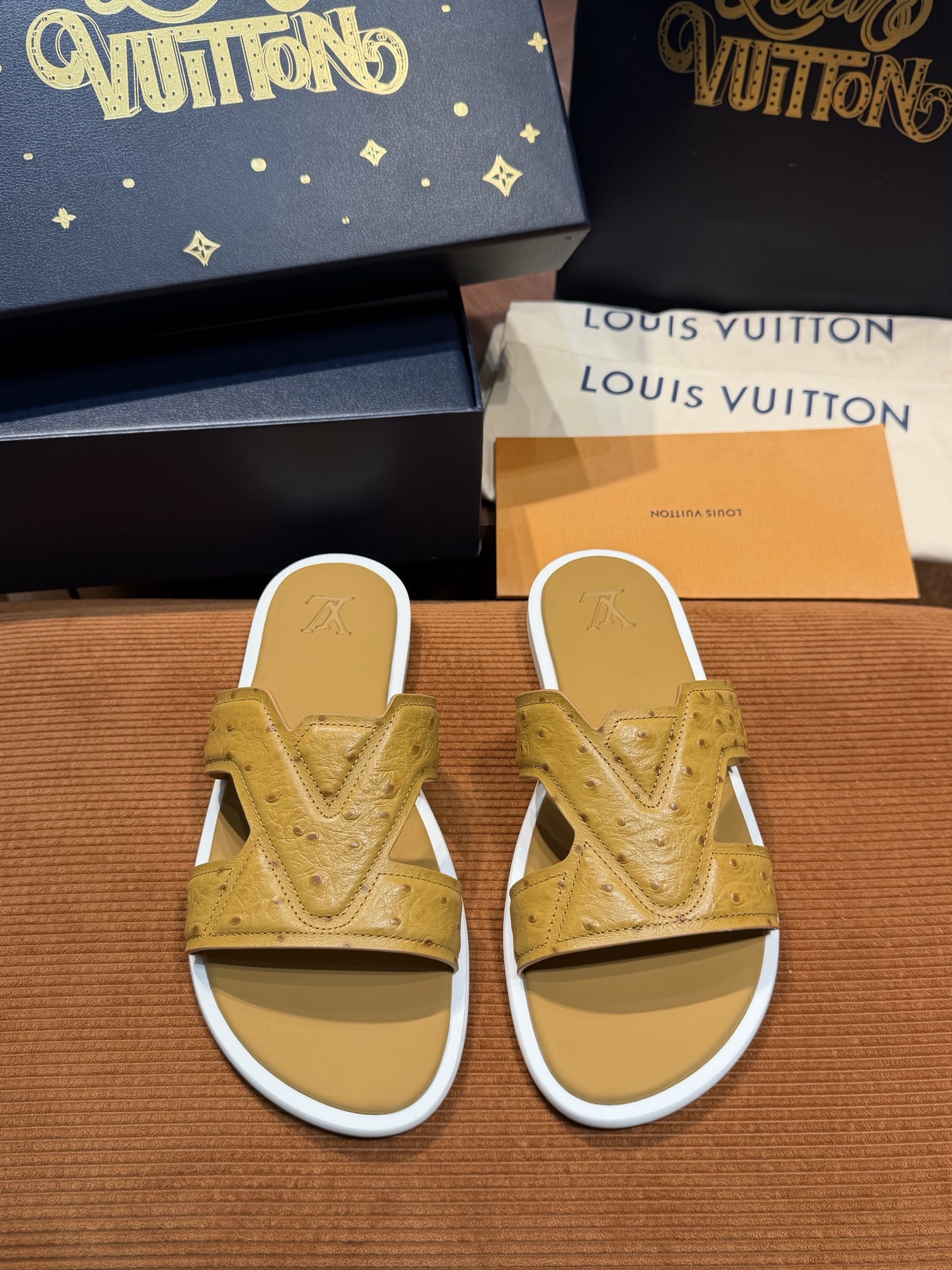 LV Style Canvas Men's Shoes style reference detail image 2 from source 780894