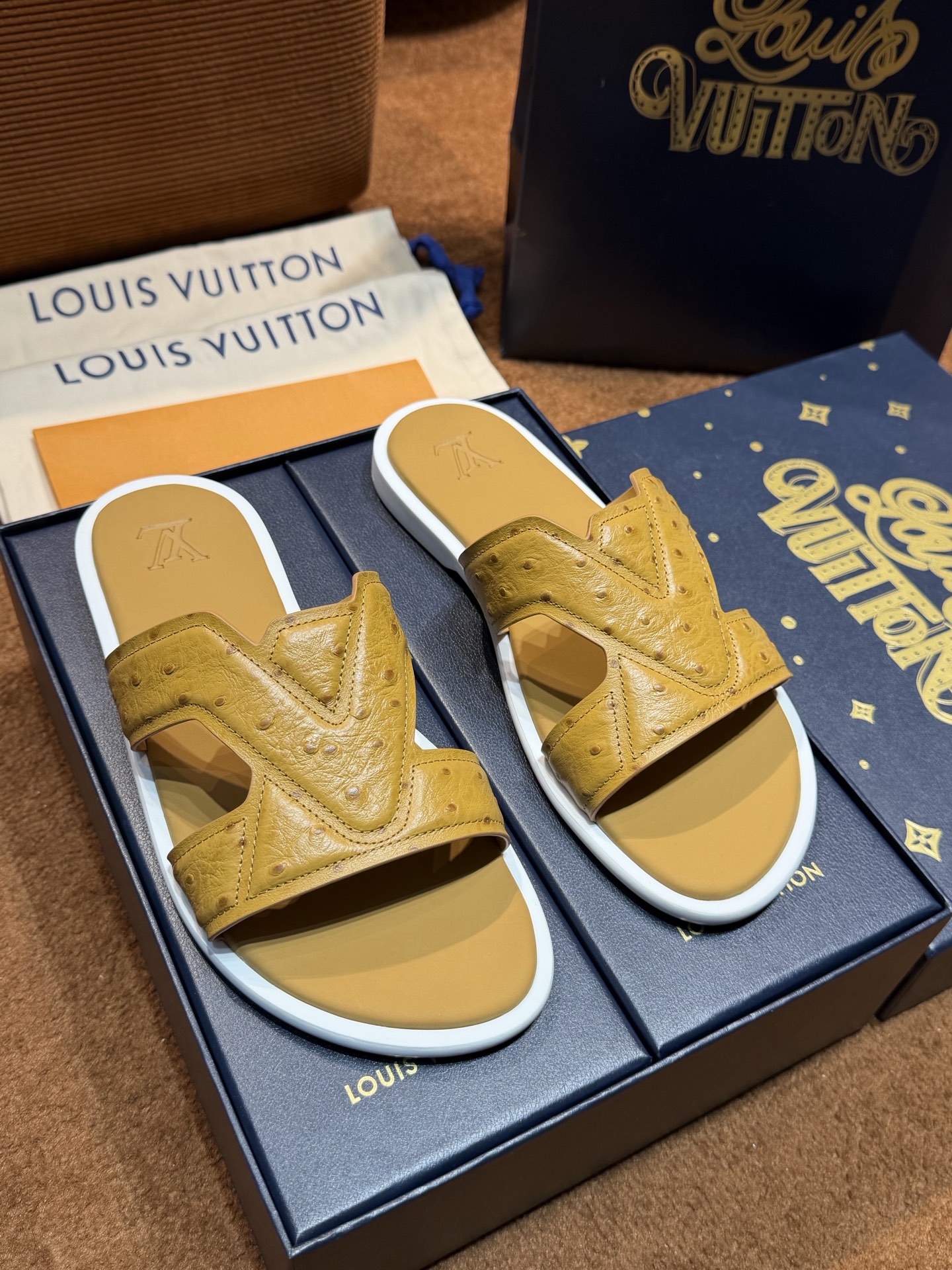 LV Style Canvas Men's Shoes style reference detail image 3 from source 780894