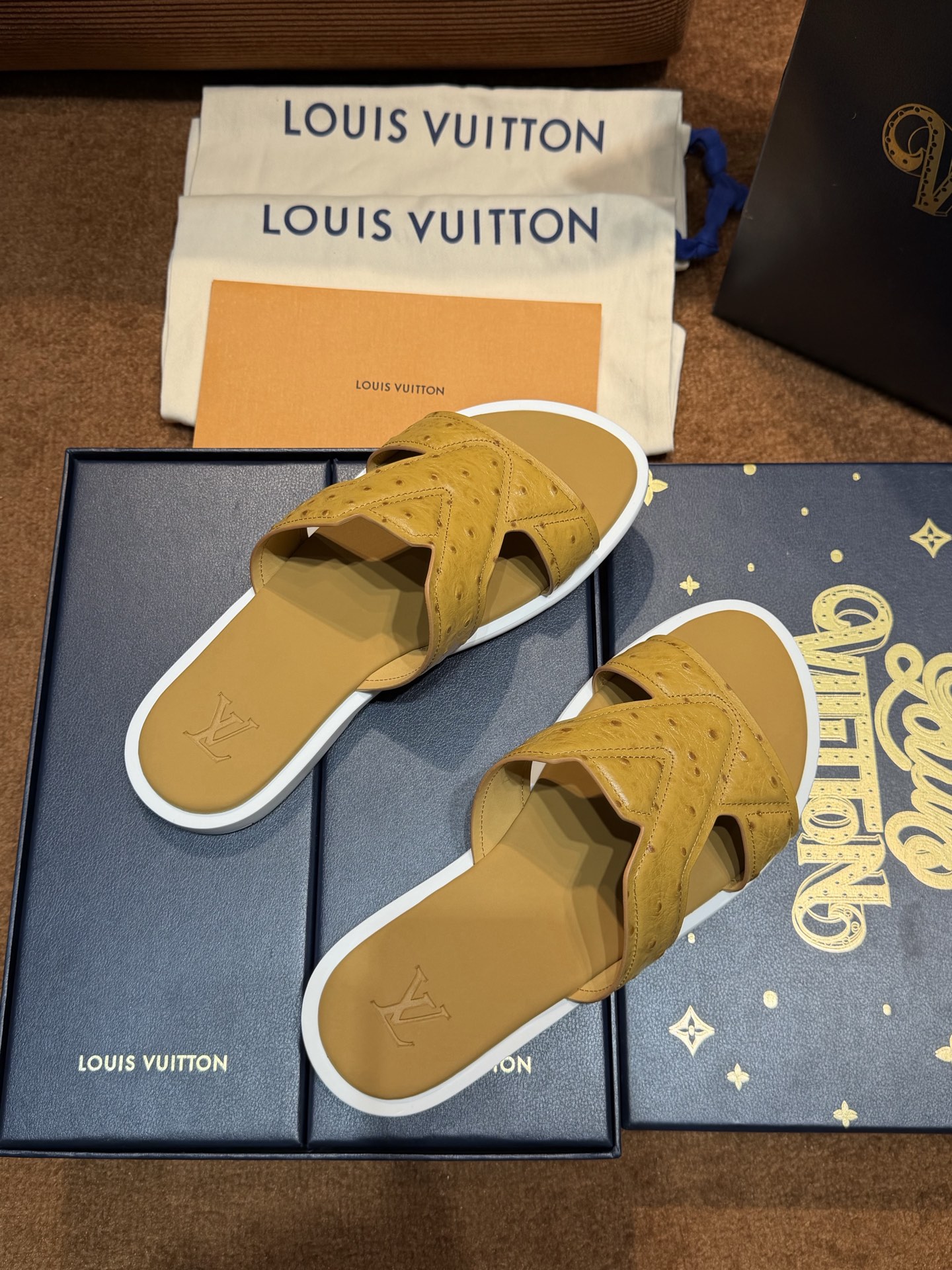 LV Style Canvas Men's Shoes style reference detail image 6 from source 780894