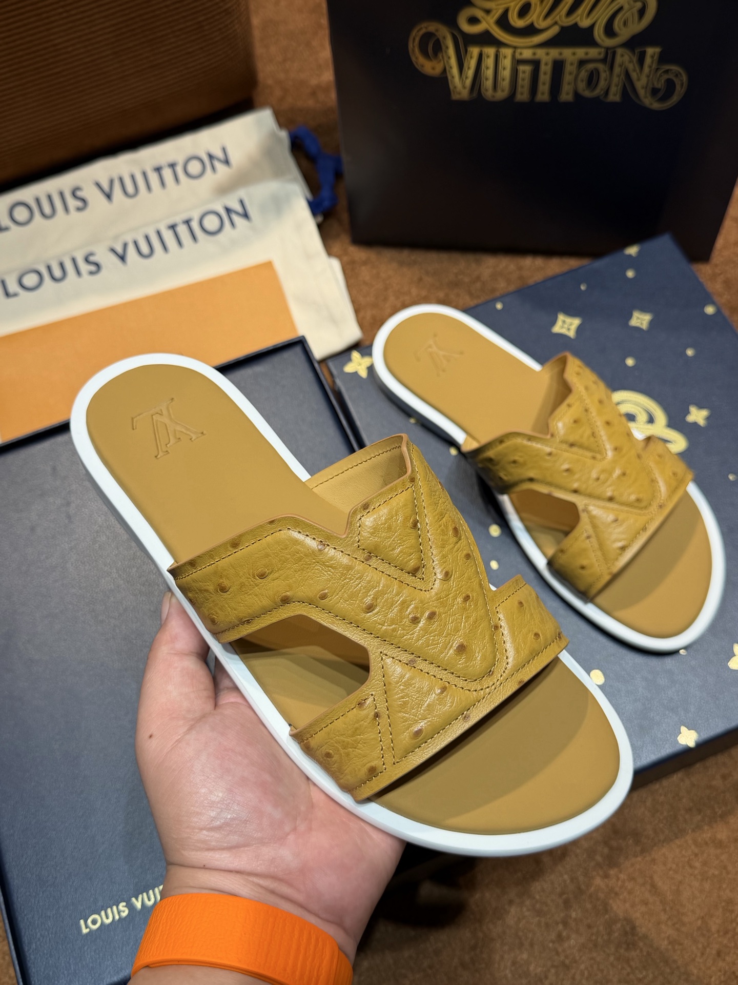 LV Style Canvas Men's Shoes style reference detail image 5 from source 780894