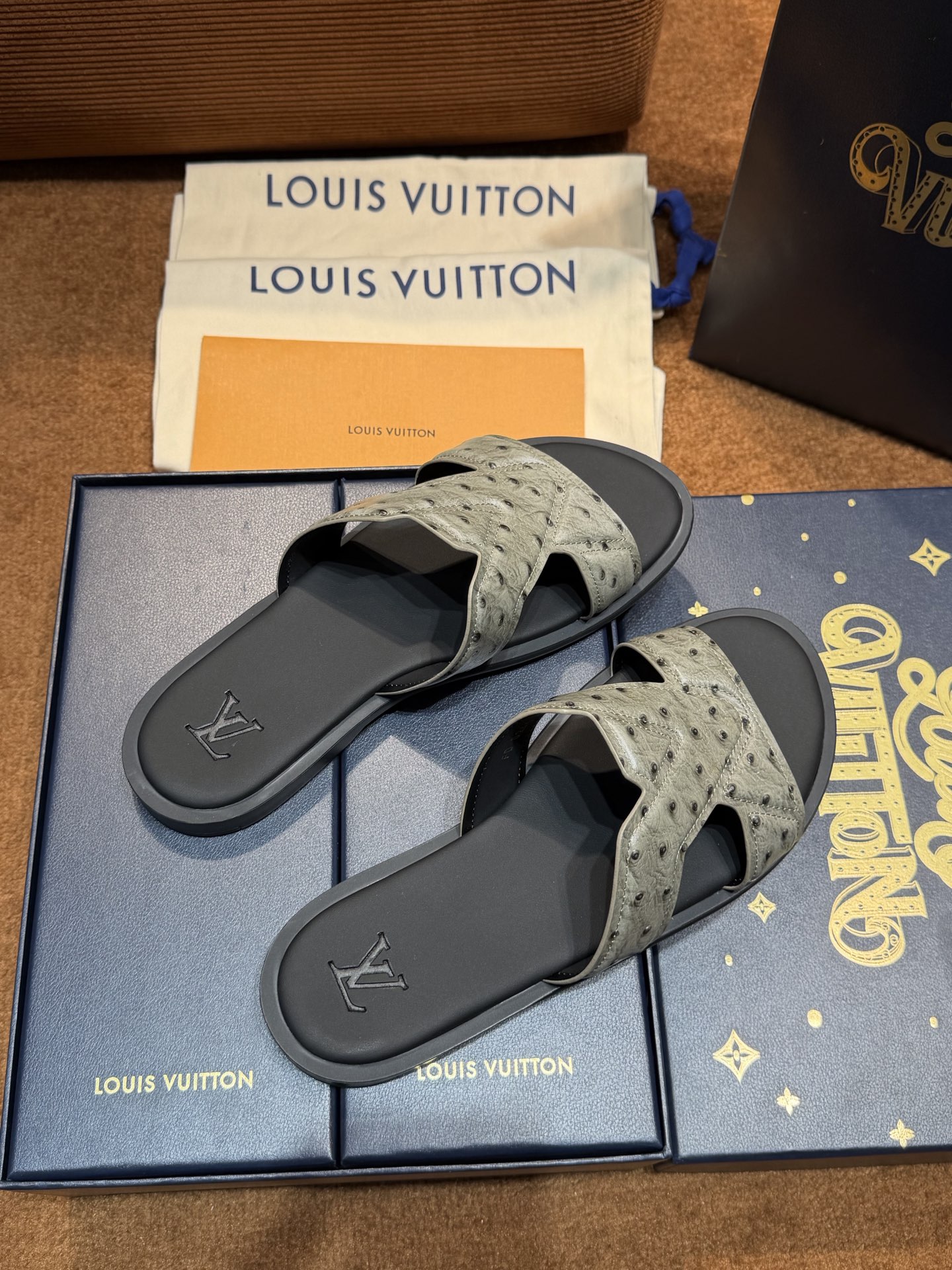 LV Style Canvas Men's Shoes style reference detail image 6 from source 780895
