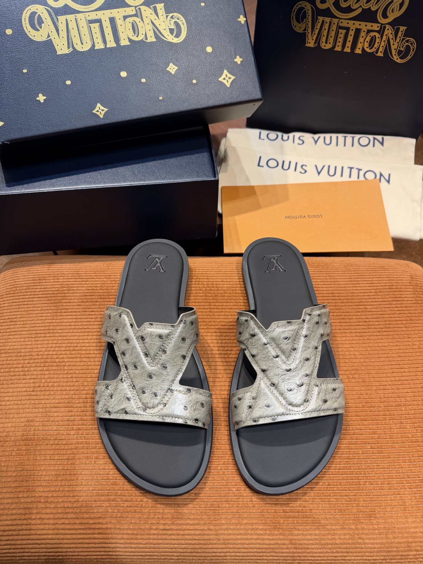 LV Style Canvas Men's Shoes style reference detail image 2 from source 780895
