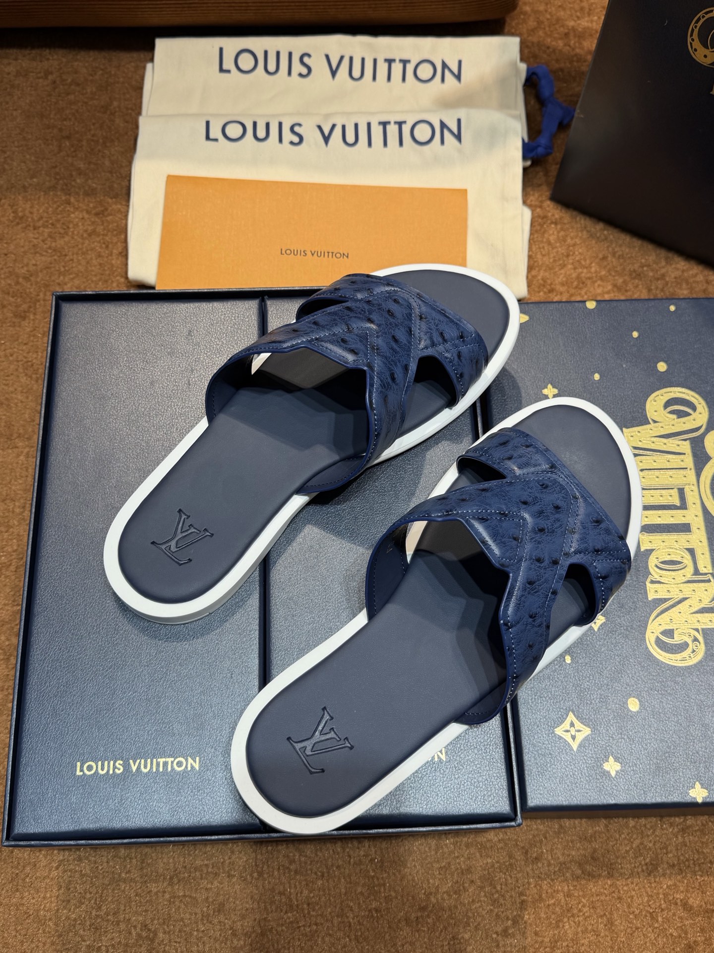 LV Style Canvas Men's Shoes style reference detail image 6 from source 780896