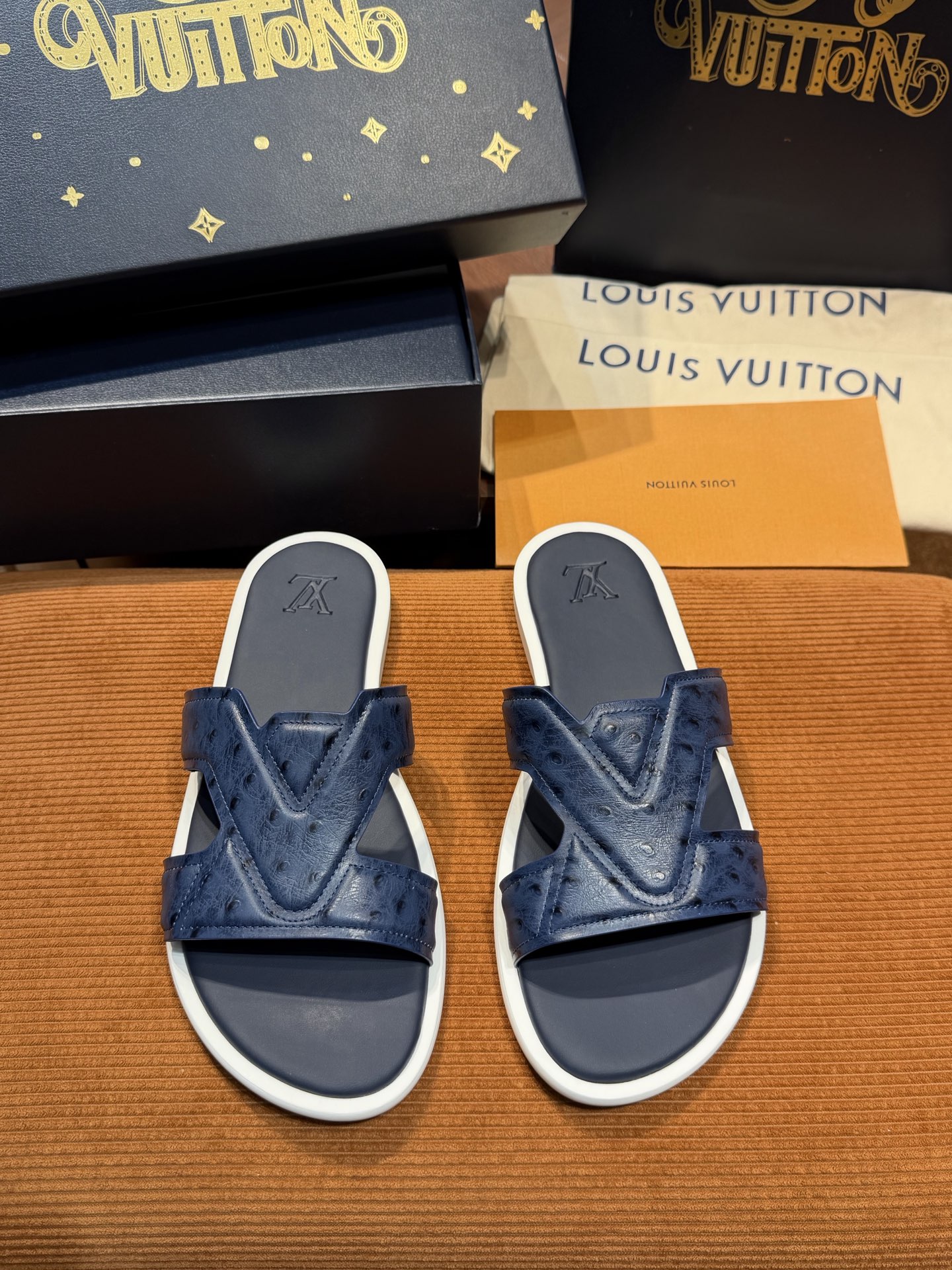 LV Style Canvas Men's Shoes style reference detail image 2 from source 780896