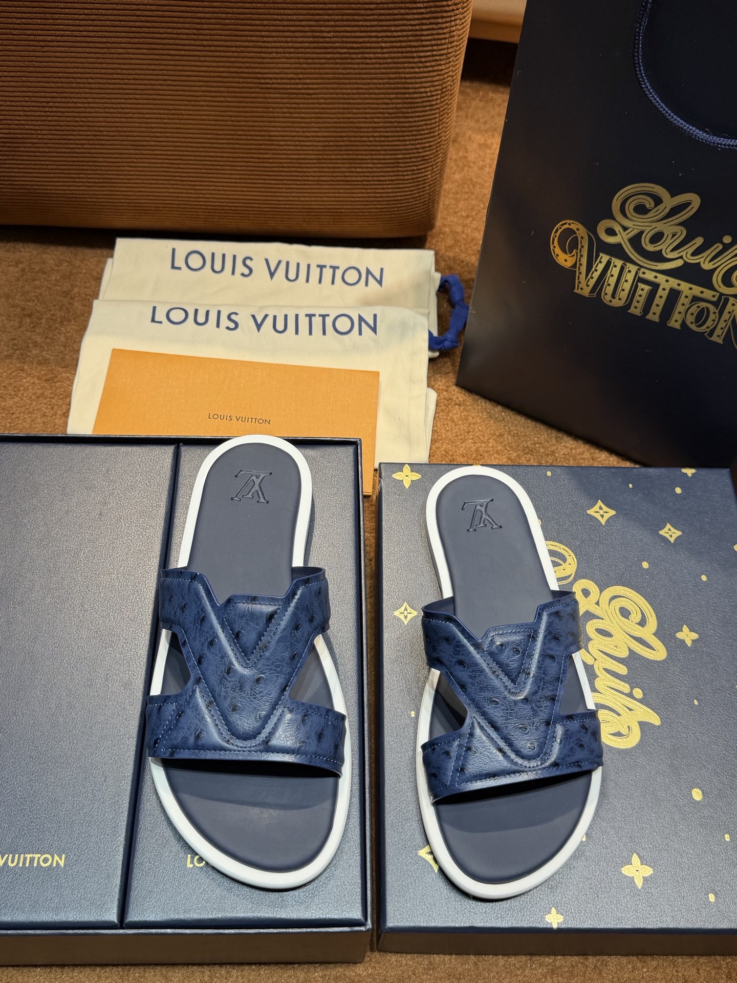 LV Style Canvas Men's Shoes style reference detail image 4 from source 780896