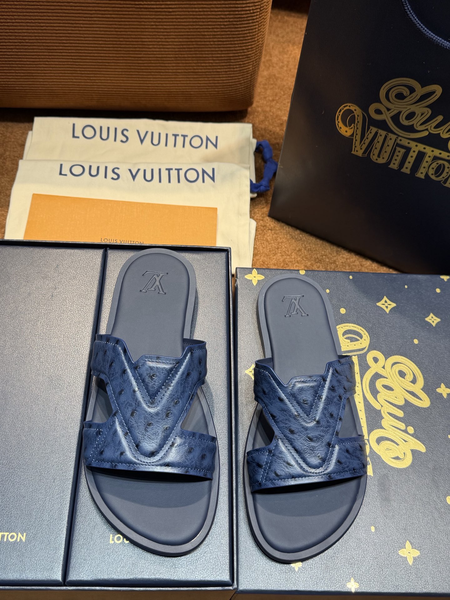 LV Style Canvas Men's Shoes style reference detail image 4 from source 780897