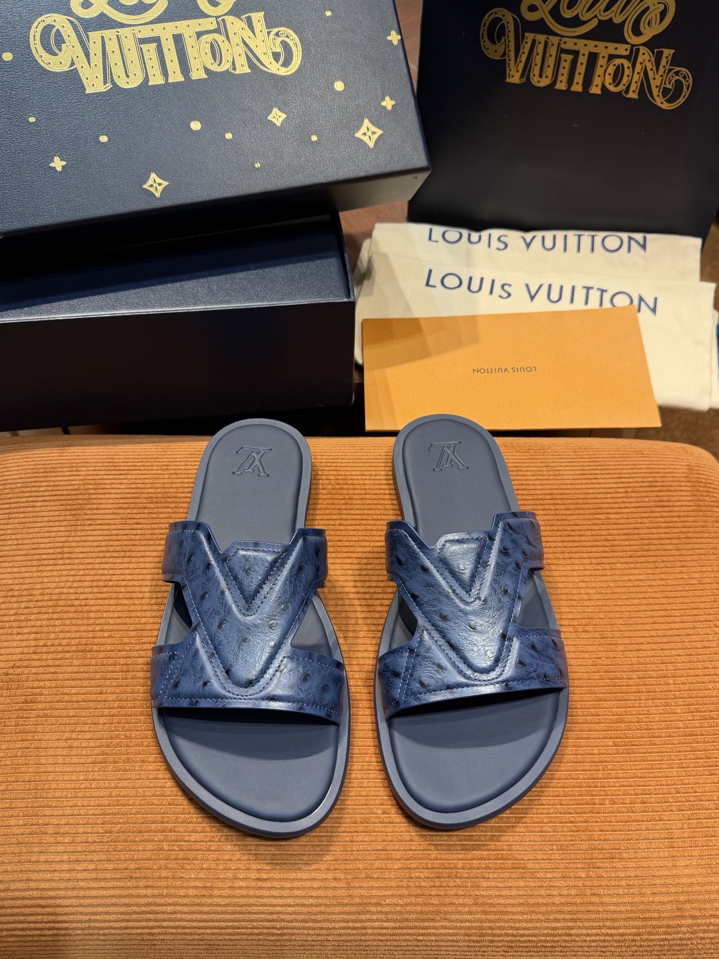 LV Style Canvas Men's Shoes style reference detail image 2 from source 780897