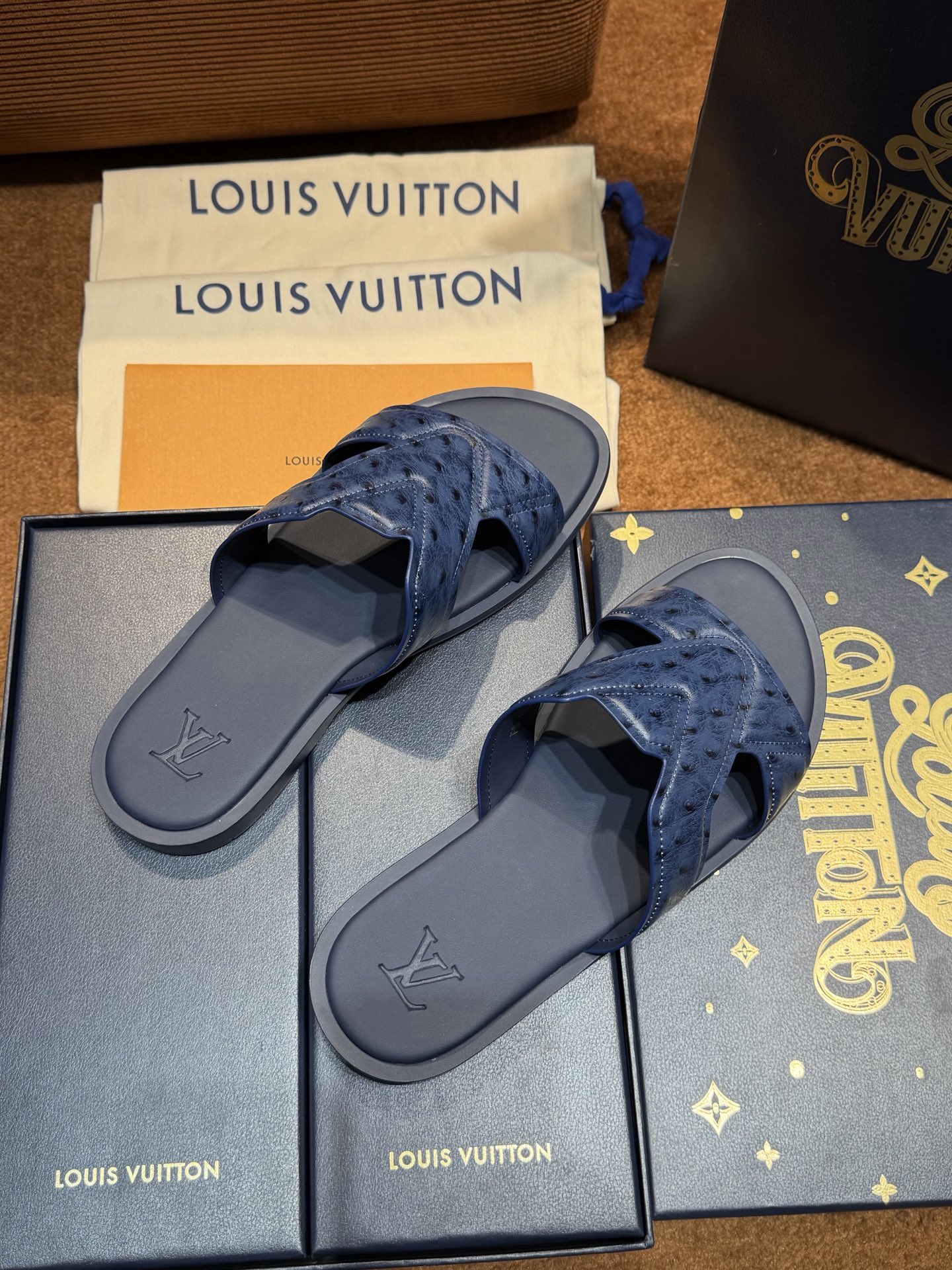 LV Style Canvas Men's Shoes style reference detail image 6 from source 780897