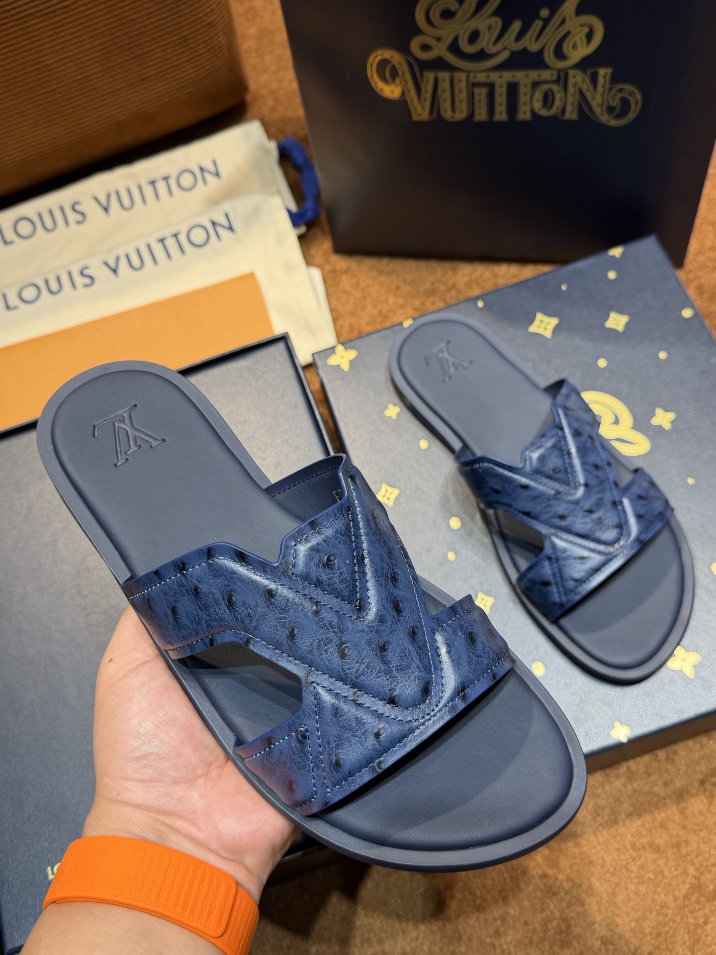LV Style Canvas Men's Shoes style reference detail image 5 from source 780897