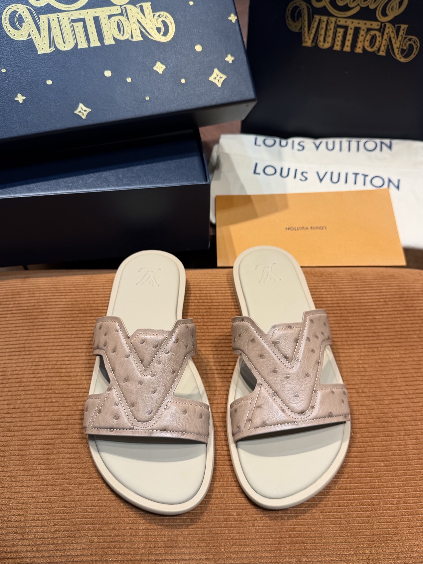 LV Style Canvas Men's Shoes style reference detail image 2 from source 780898