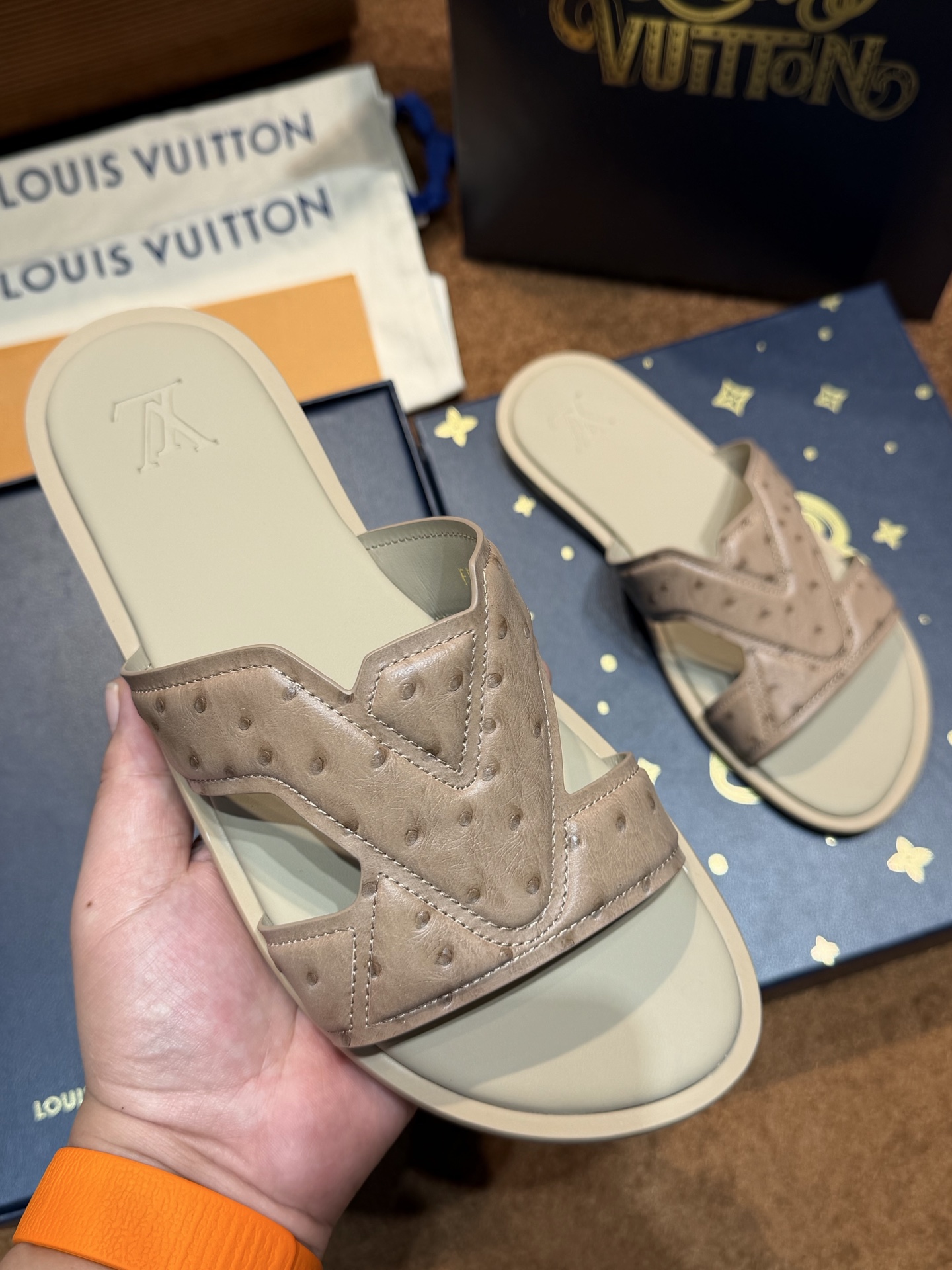 LV Style Canvas Men's Shoes style reference detail image 5 from source 780898