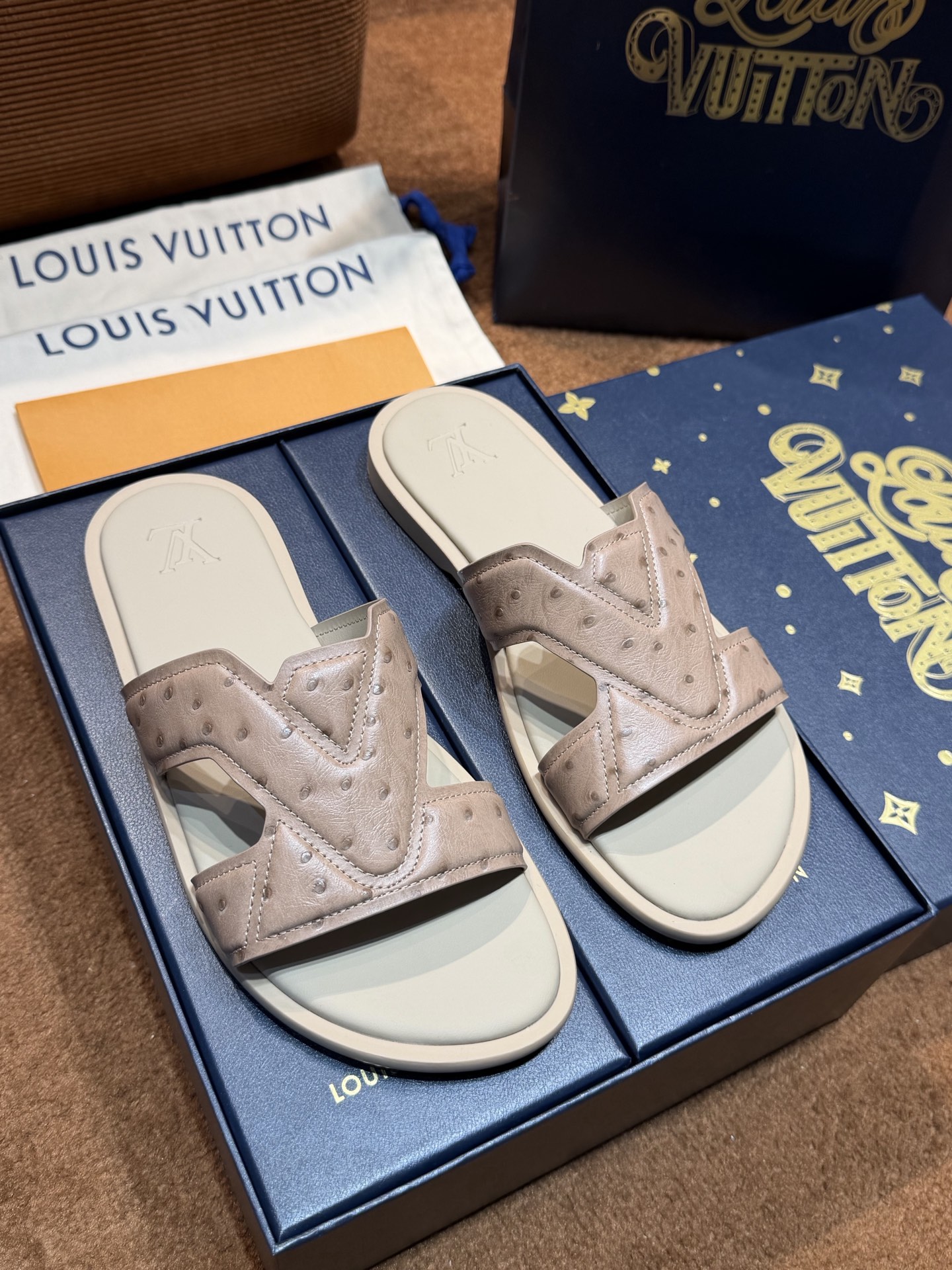 LV Style Canvas Men's Shoes style reference detail image 3 from source 780898