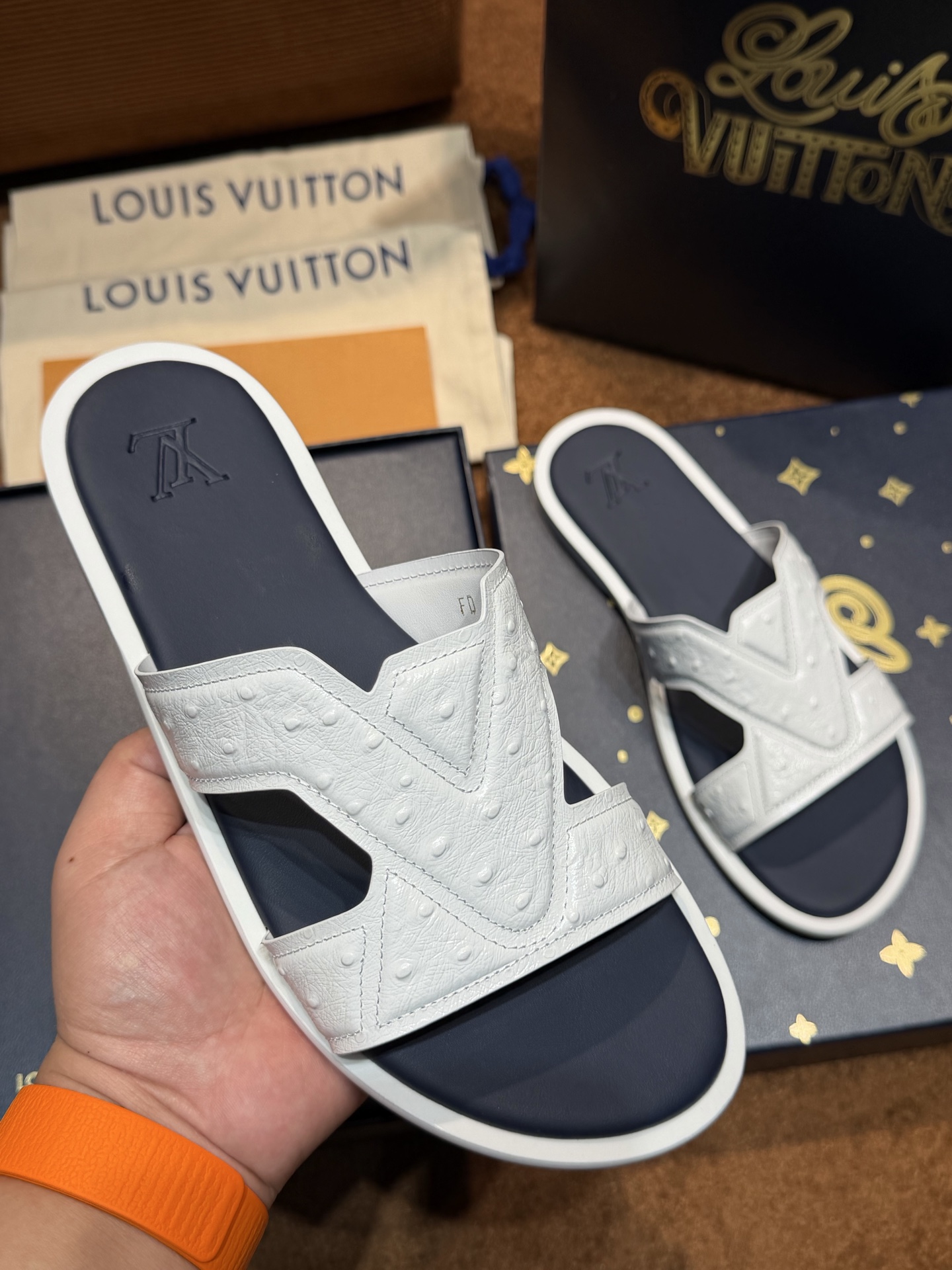 LV Style Canvas Men's Shoes style reference detail image 5 from source 780899
