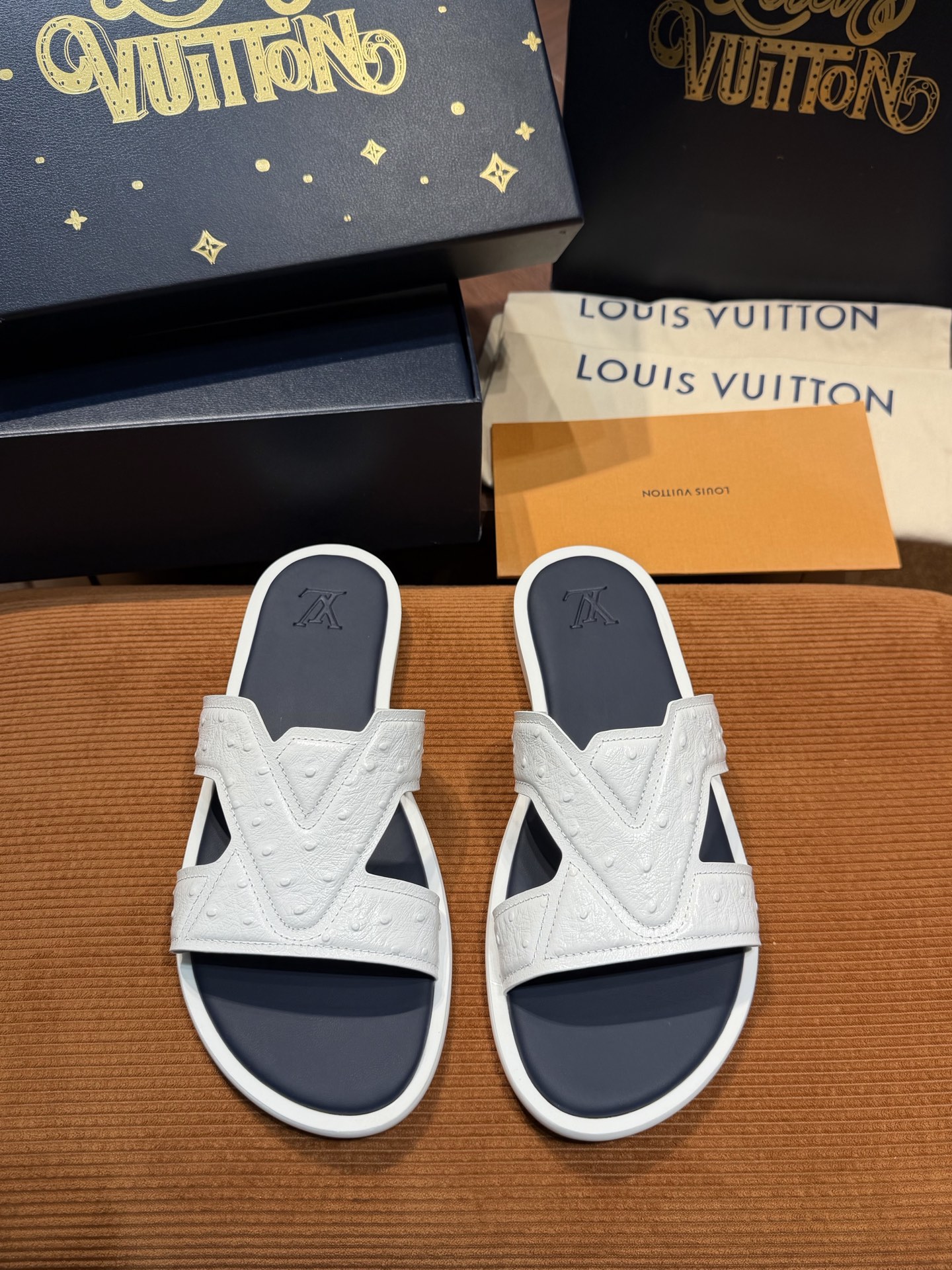 LV Style Canvas Men's Shoes style reference detail image 2 from source 780899