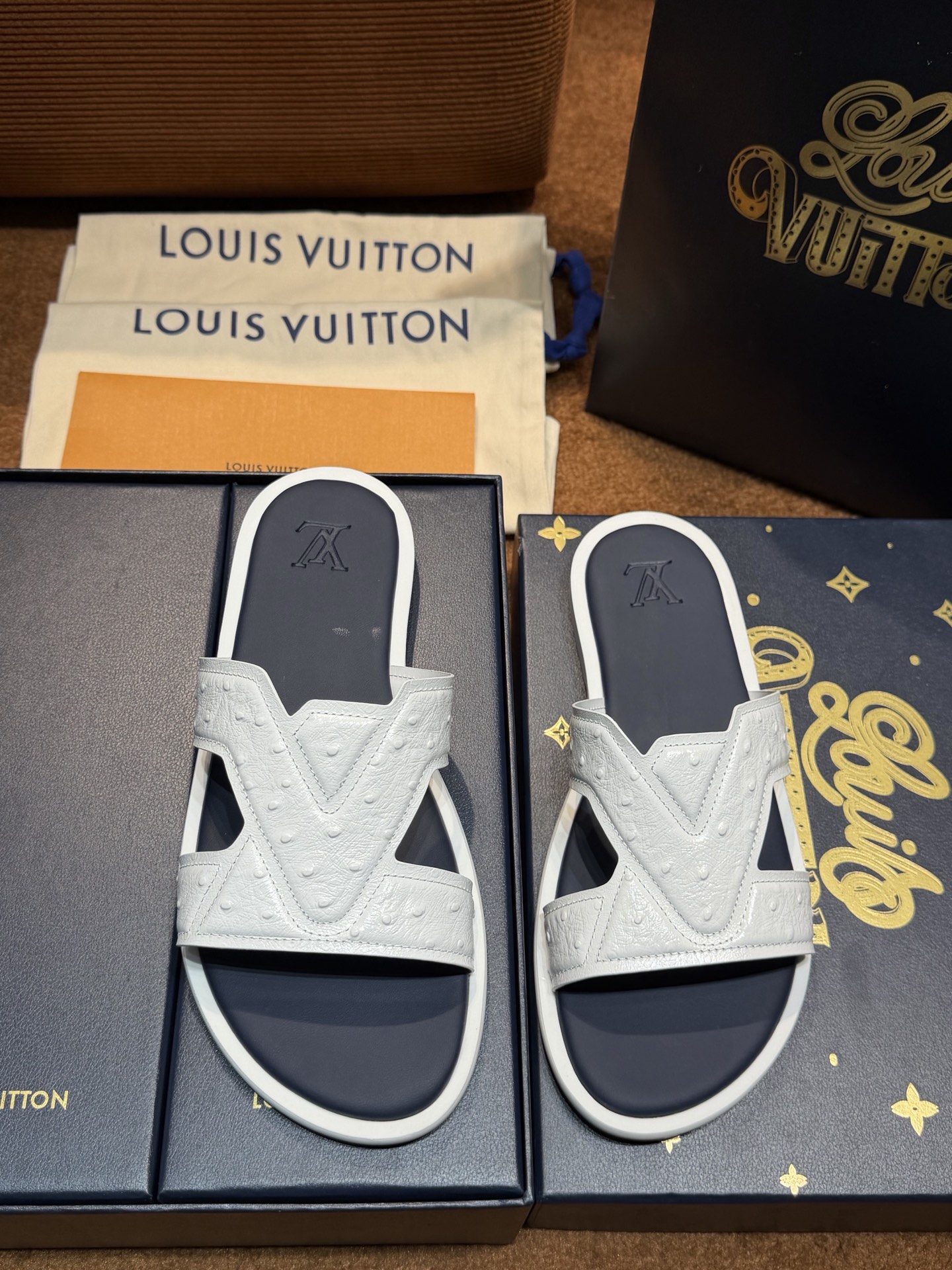 LV Style Canvas Men's Shoes style reference detail image 4 from source 780899