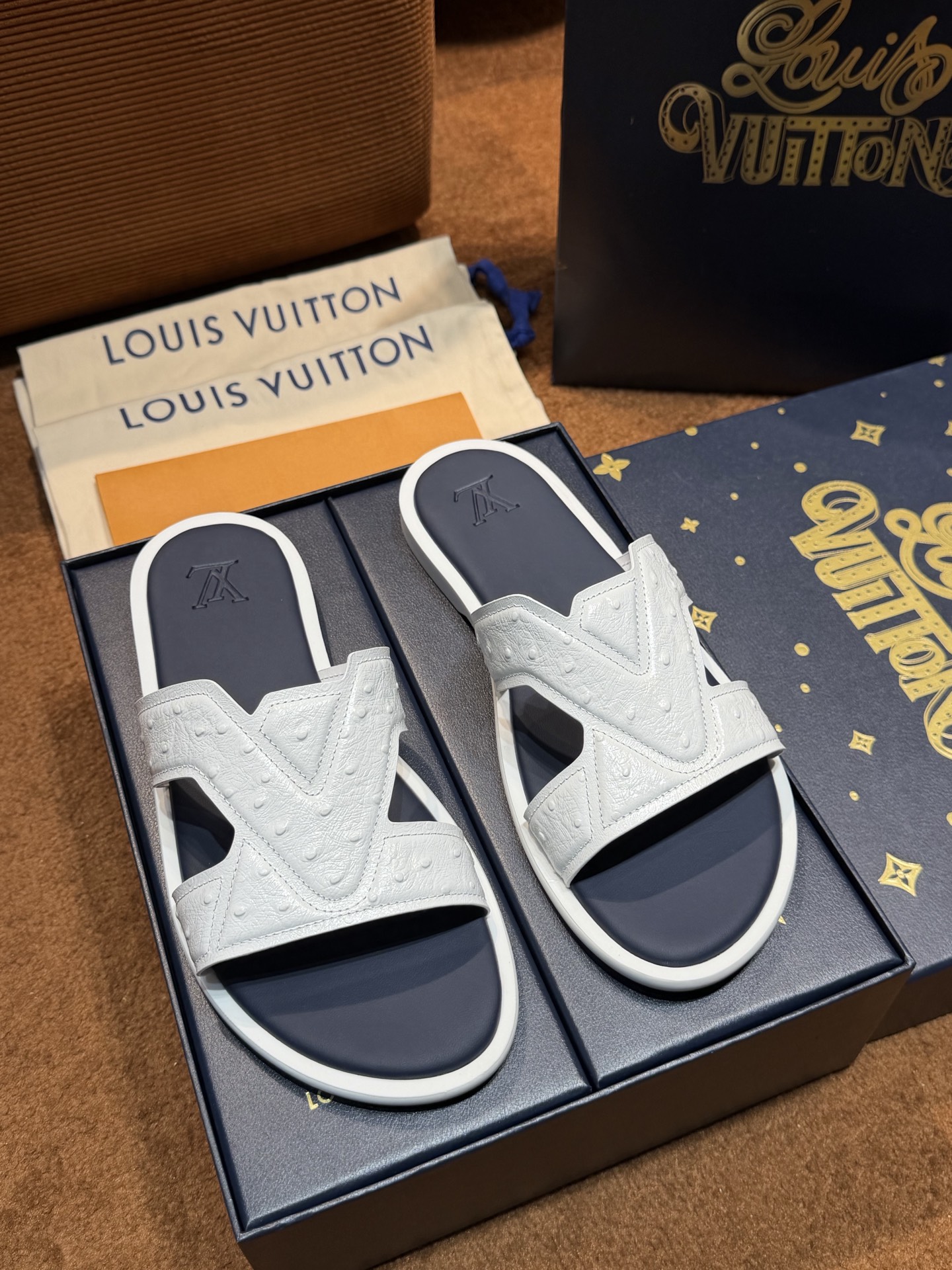 LV Style Canvas Men's Shoes style reference detail image 3 from source 780899