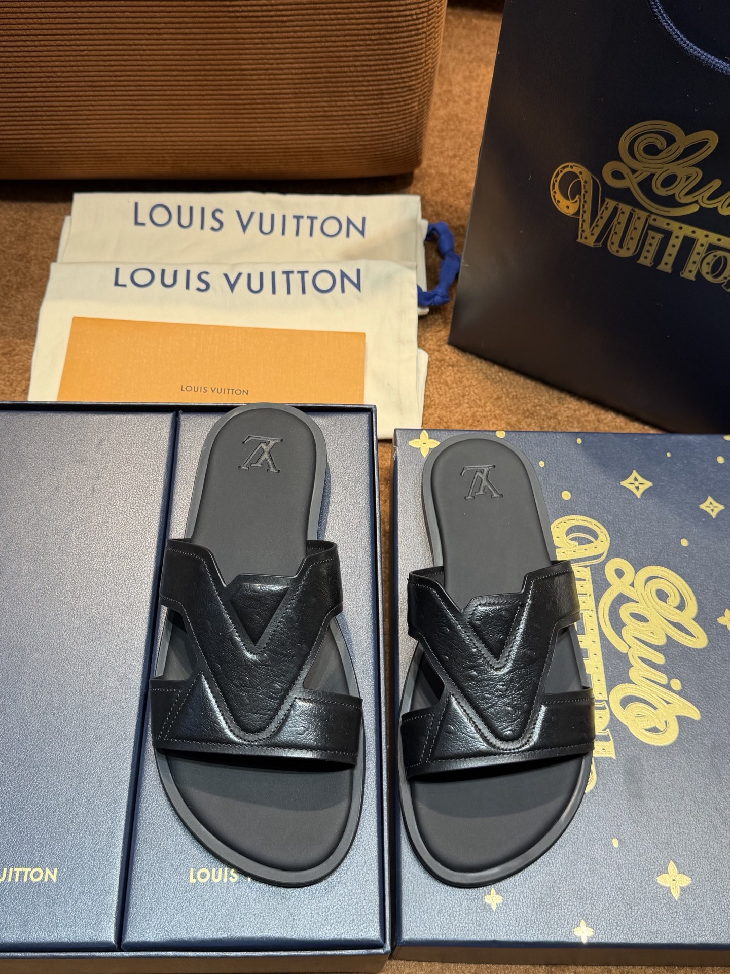 LV Style Canvas Men's Shoes style reference detail image 4 from source 780900