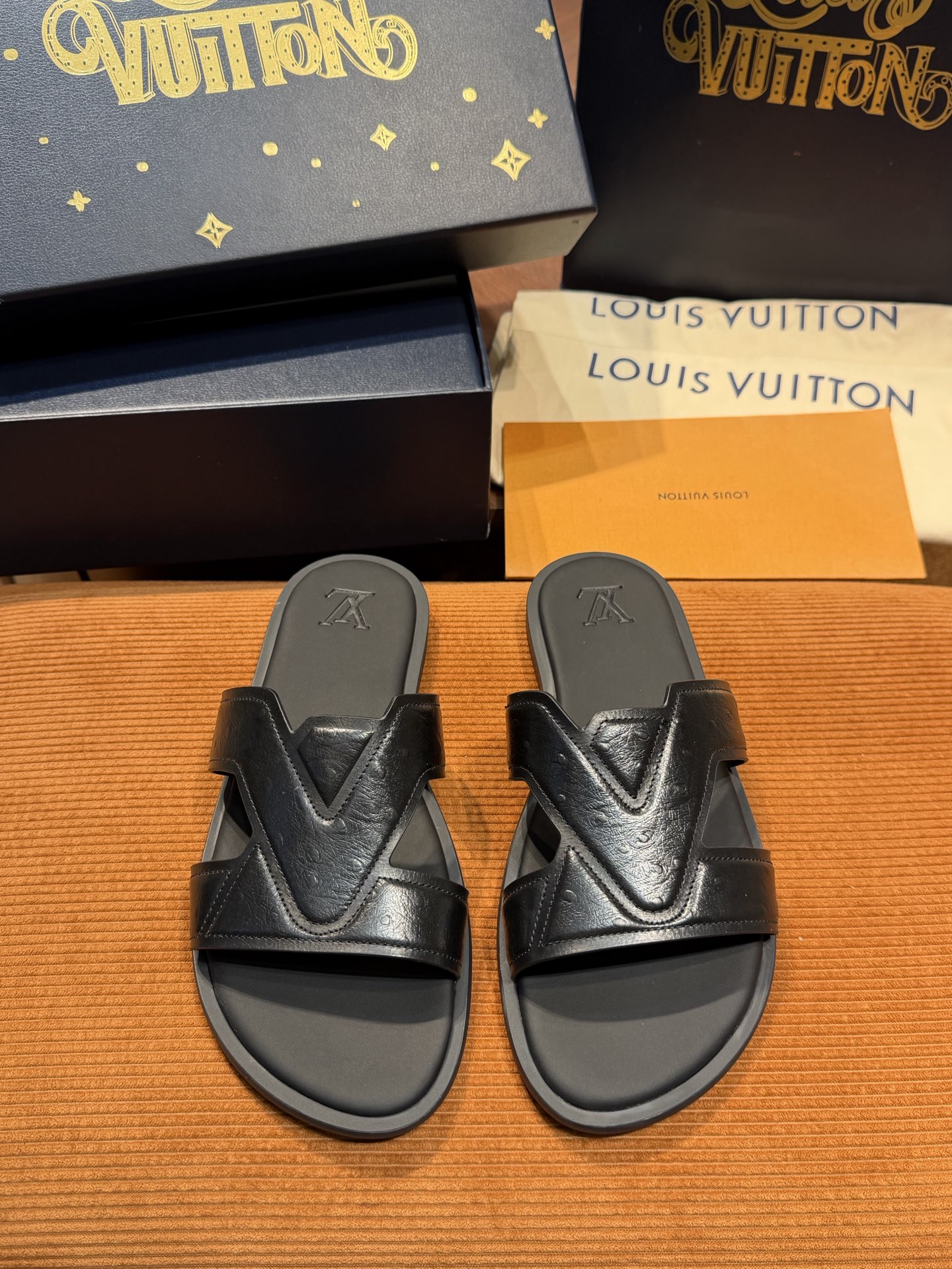 LV Style Canvas Men's Shoes style reference detail image 2 from source 780900