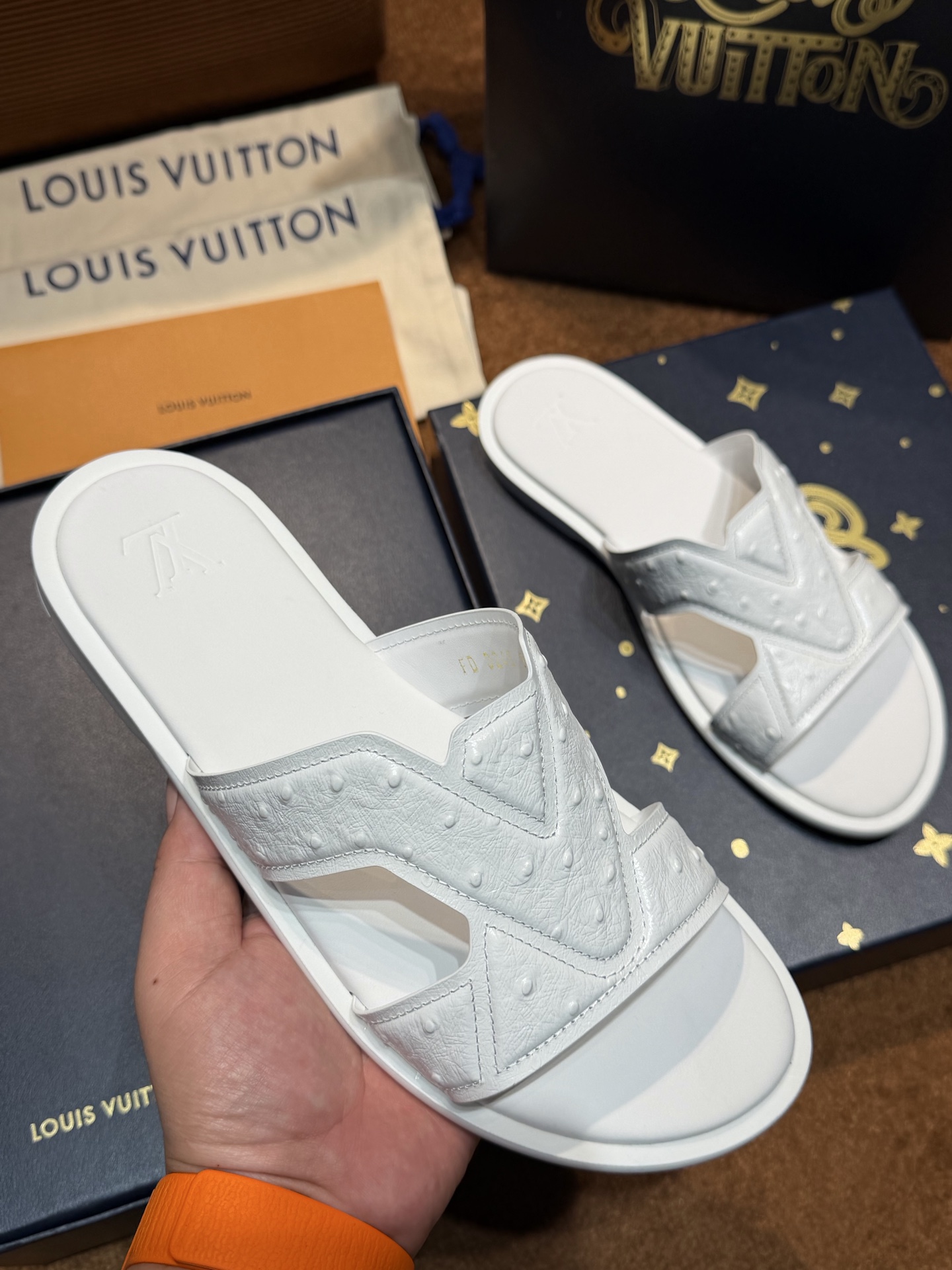 LV Style Canvas Men's Shoes style reference detail image 5 from source 780901