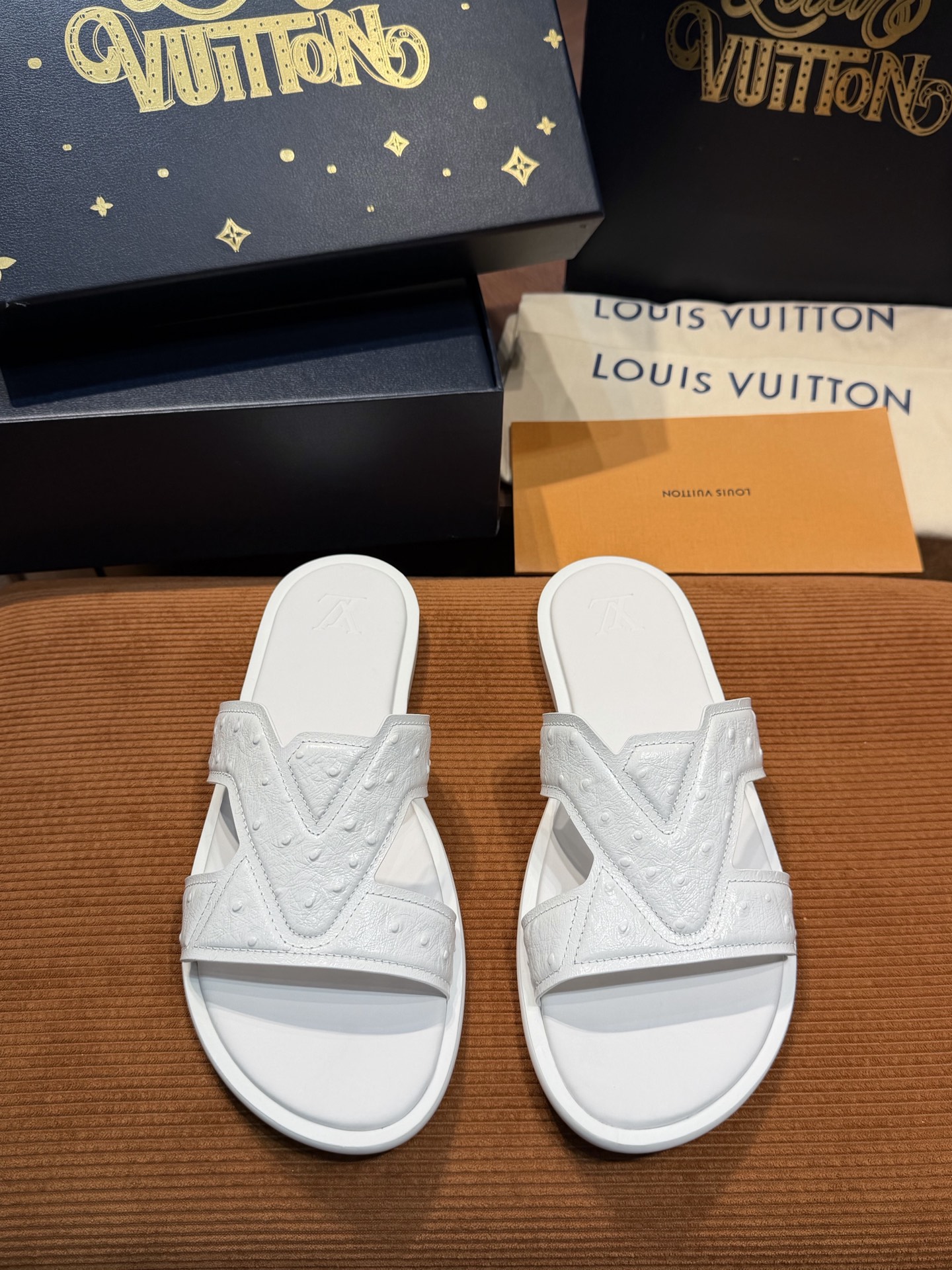 LV Style Canvas Men's Shoes style reference detail image 2 from source 780901