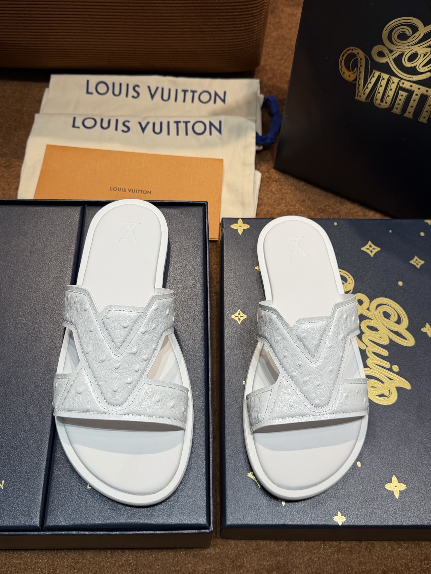 LV Style Canvas Men's Shoes style reference detail image 4 from source 780901