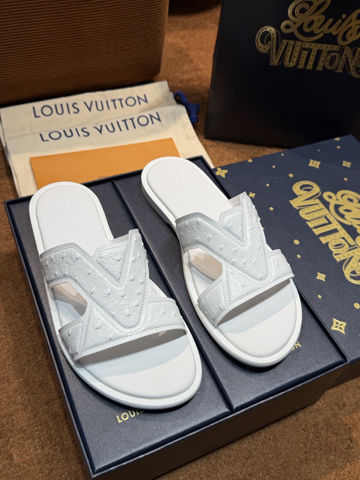 LV Style Canvas Men's Shoes style reference detail image 3 from source 780901