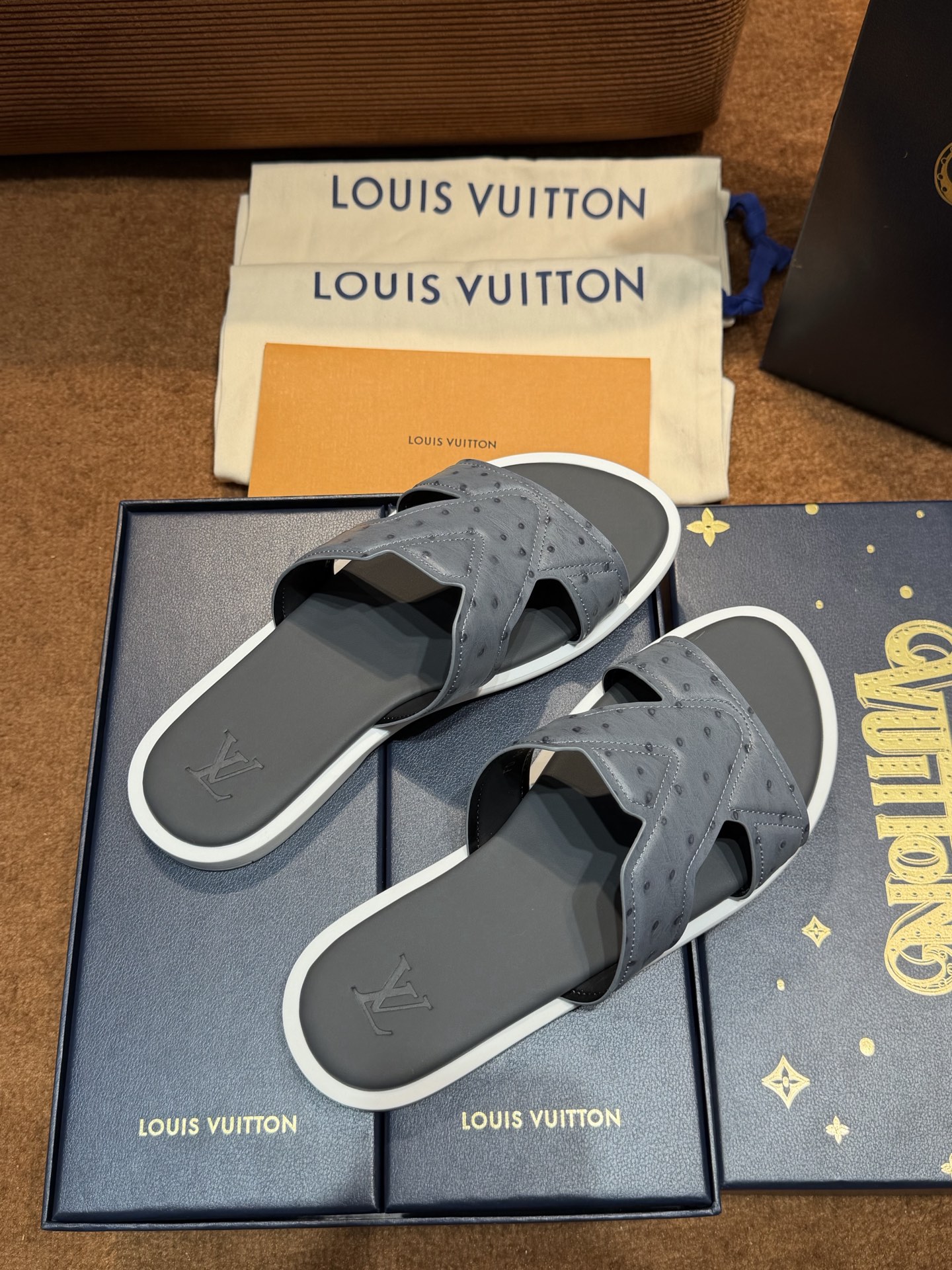 LV Style Canvas Men's Shoes style reference detail image 6 from source 780902