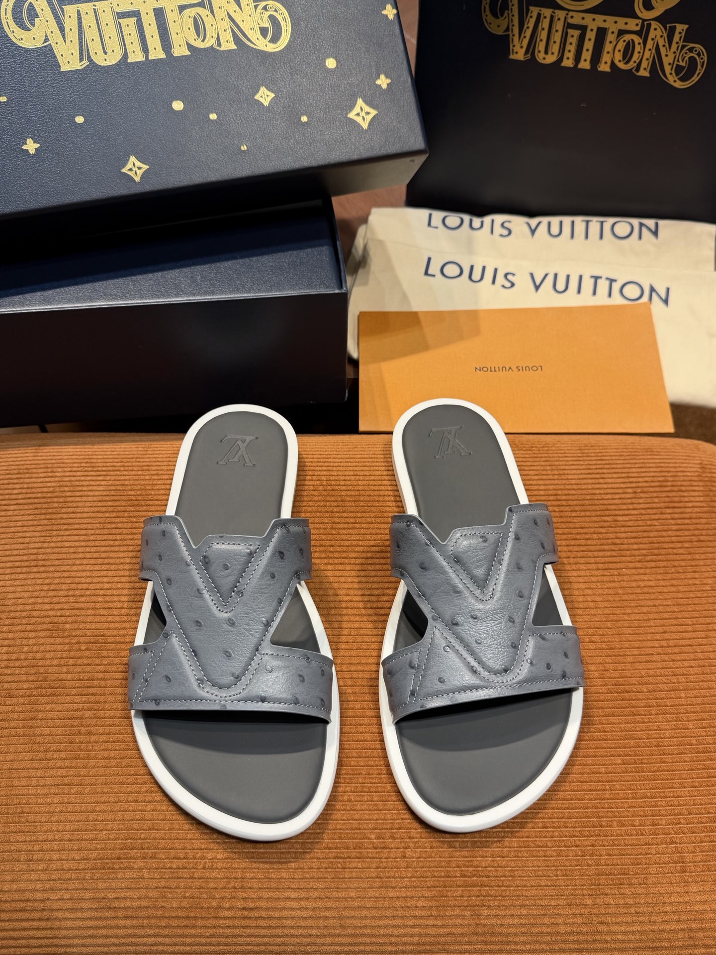 LV Style Canvas Men's Shoes style reference detail image 2 from source 780902