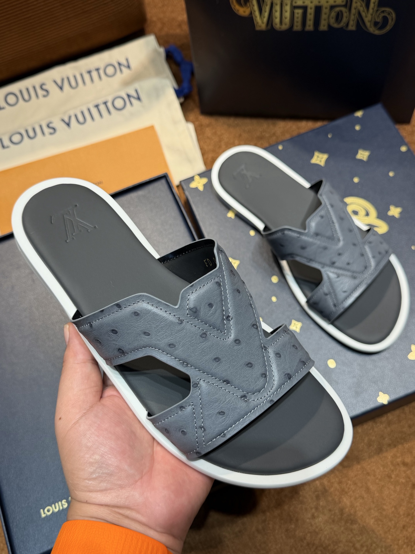 LV Style Canvas Men's Shoes style reference detail image 5 from source 780902
