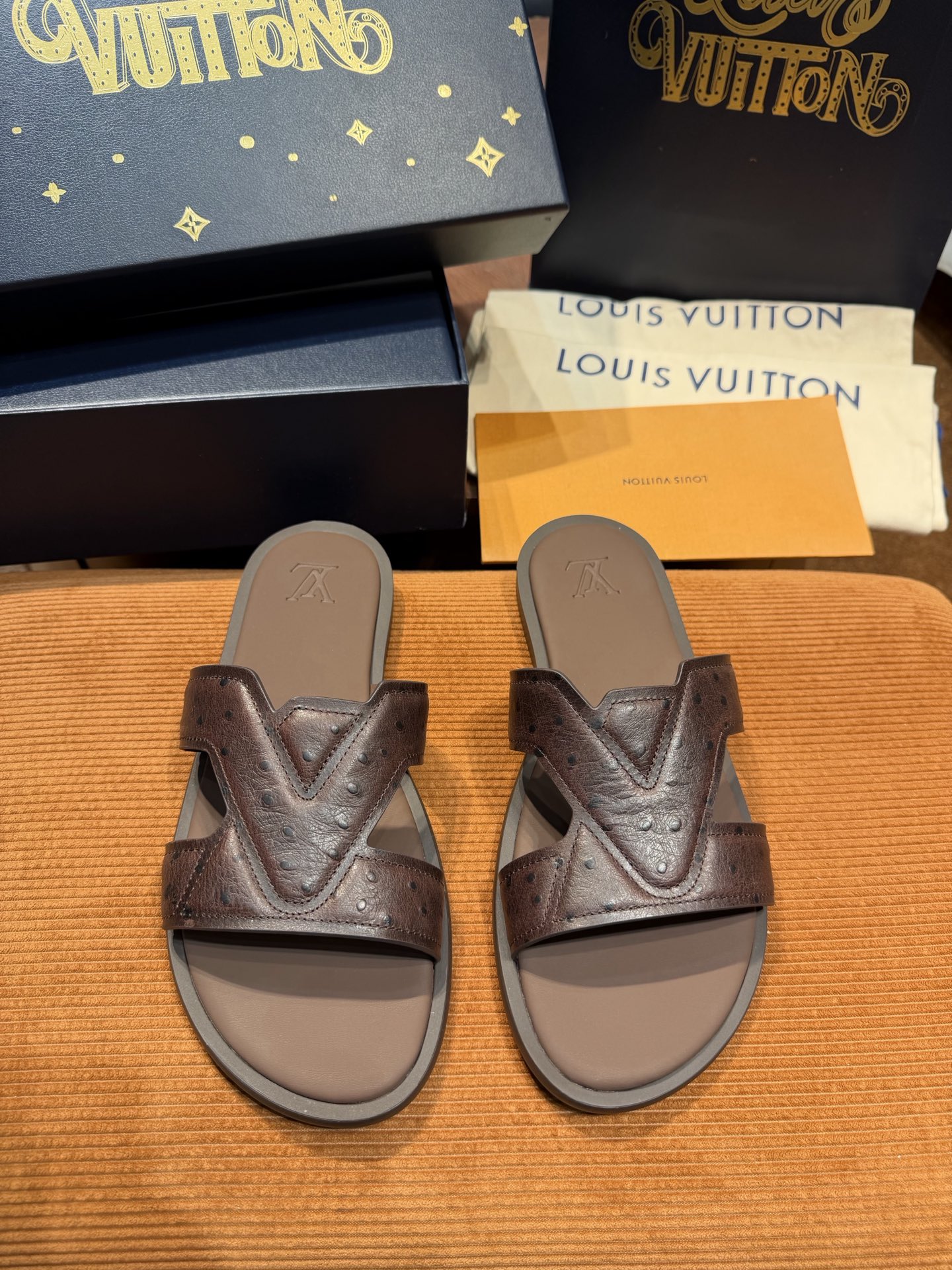 LV Style Canvas Men's Shoes style reference detail image 2 from source 780903