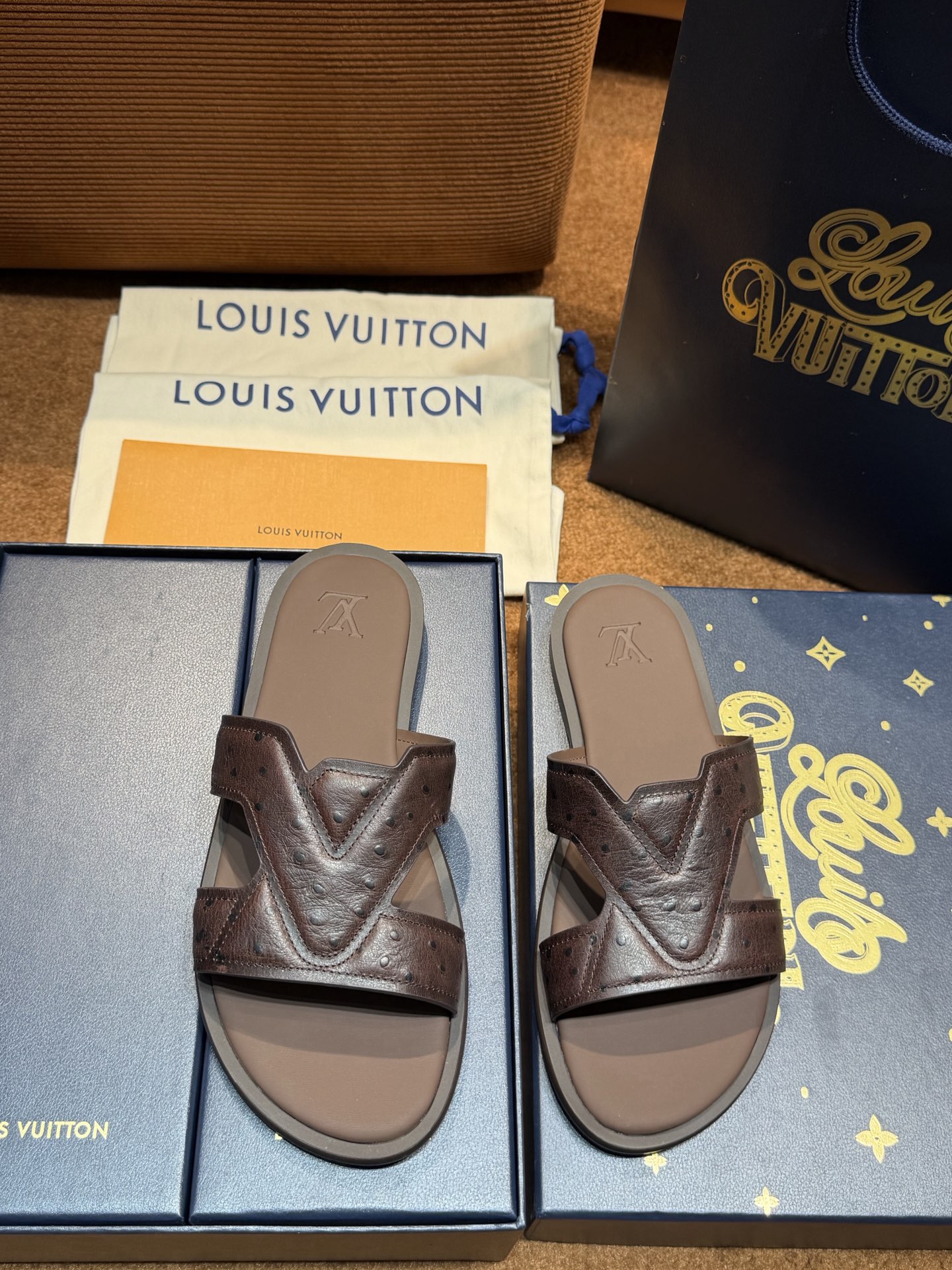 LV Style Canvas Men's Shoes style reference detail image 4 from source 780903