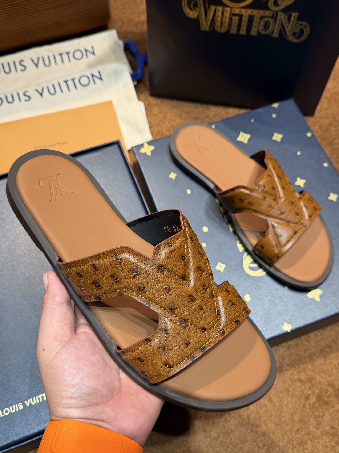 LV Style Canvas Men's Shoes style reference detail image 5 from source 780904