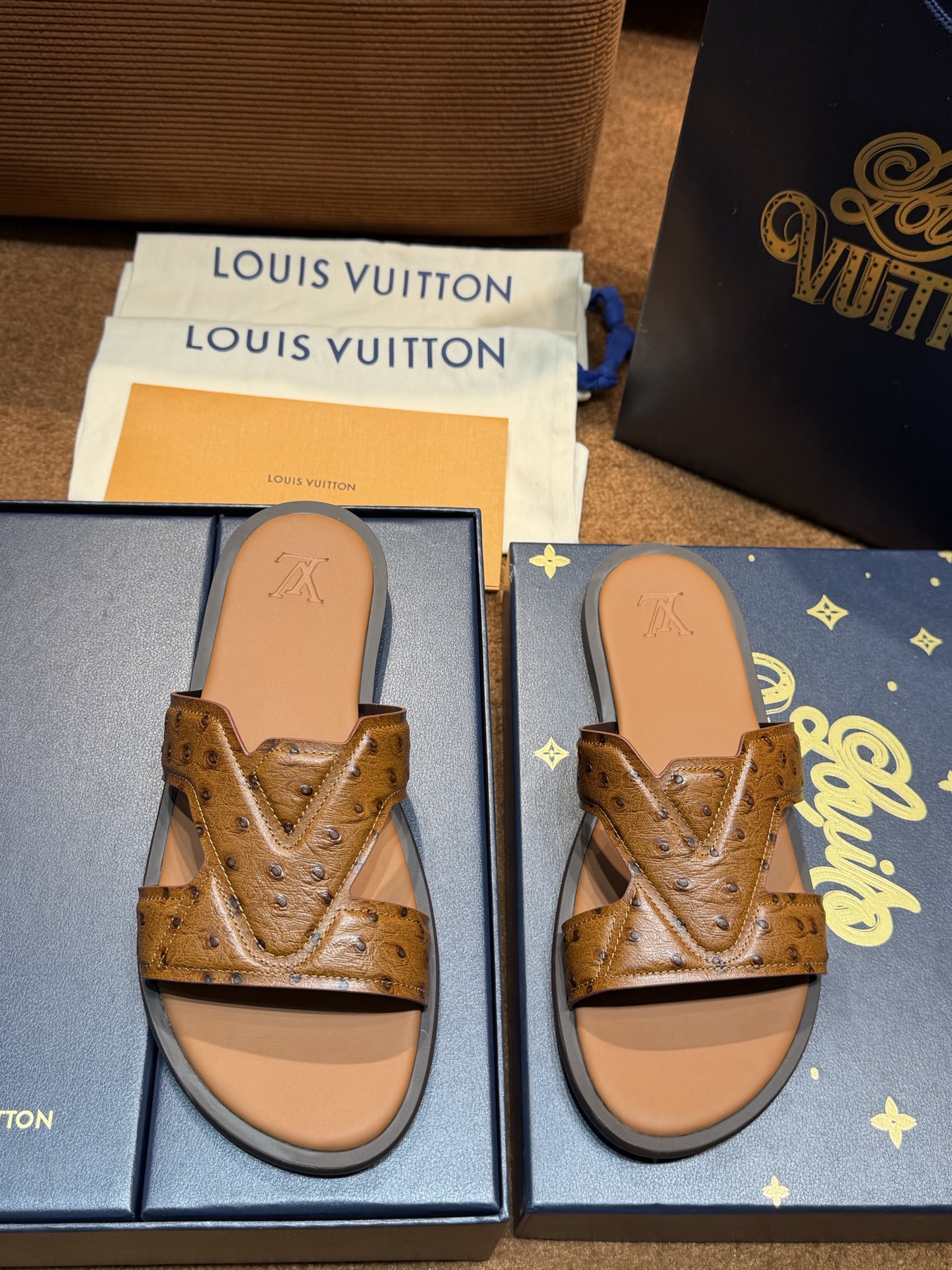 LV Style Canvas Men's Shoes style reference detail image 4 from source 780904
