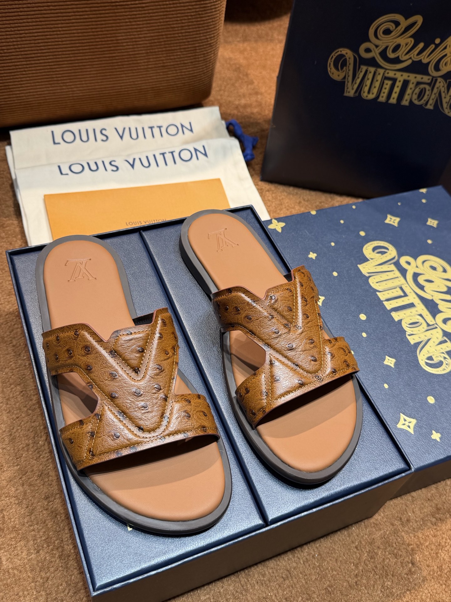 LV Style Canvas Men's Shoes style reference detail image 3 from source 780904