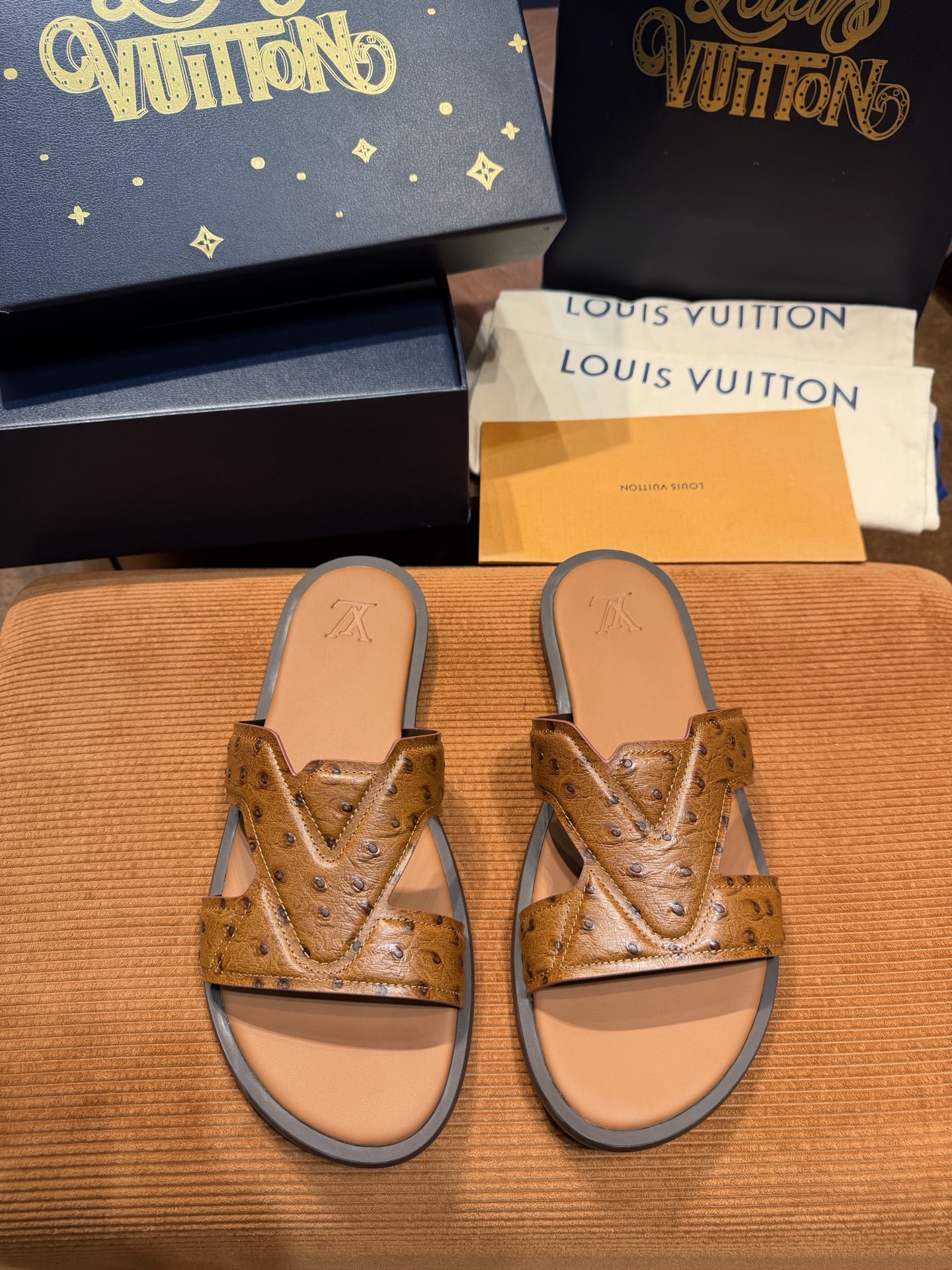 LV Style Canvas Men's Shoes style reference detail image 2 from source 780904