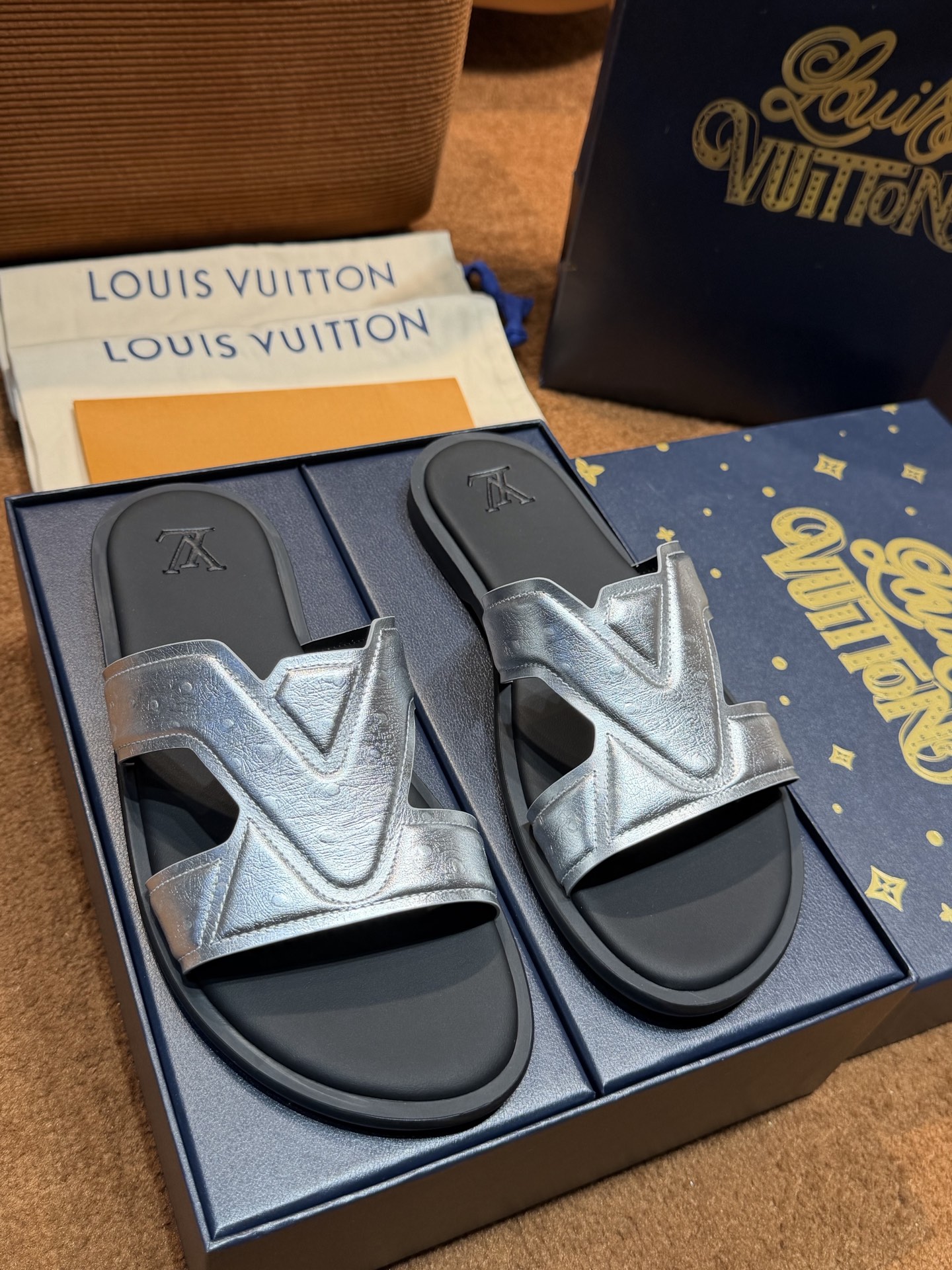 LV Style Canvas Men's Shoes style reference detail image 3 from source 780905