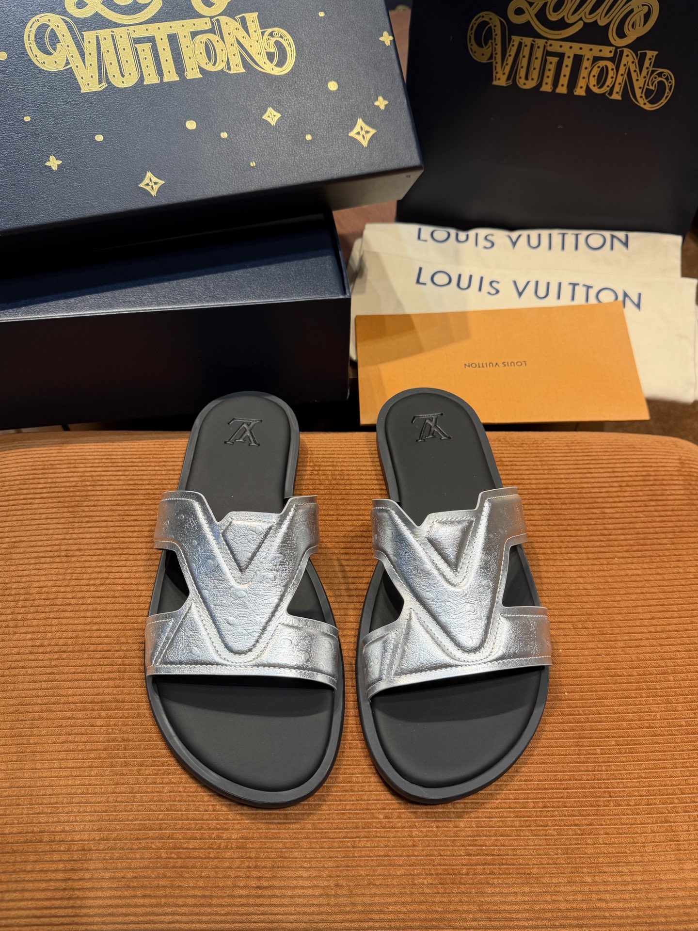 LV Style Canvas Men's Shoes style reference detail image 2 from source 780905
