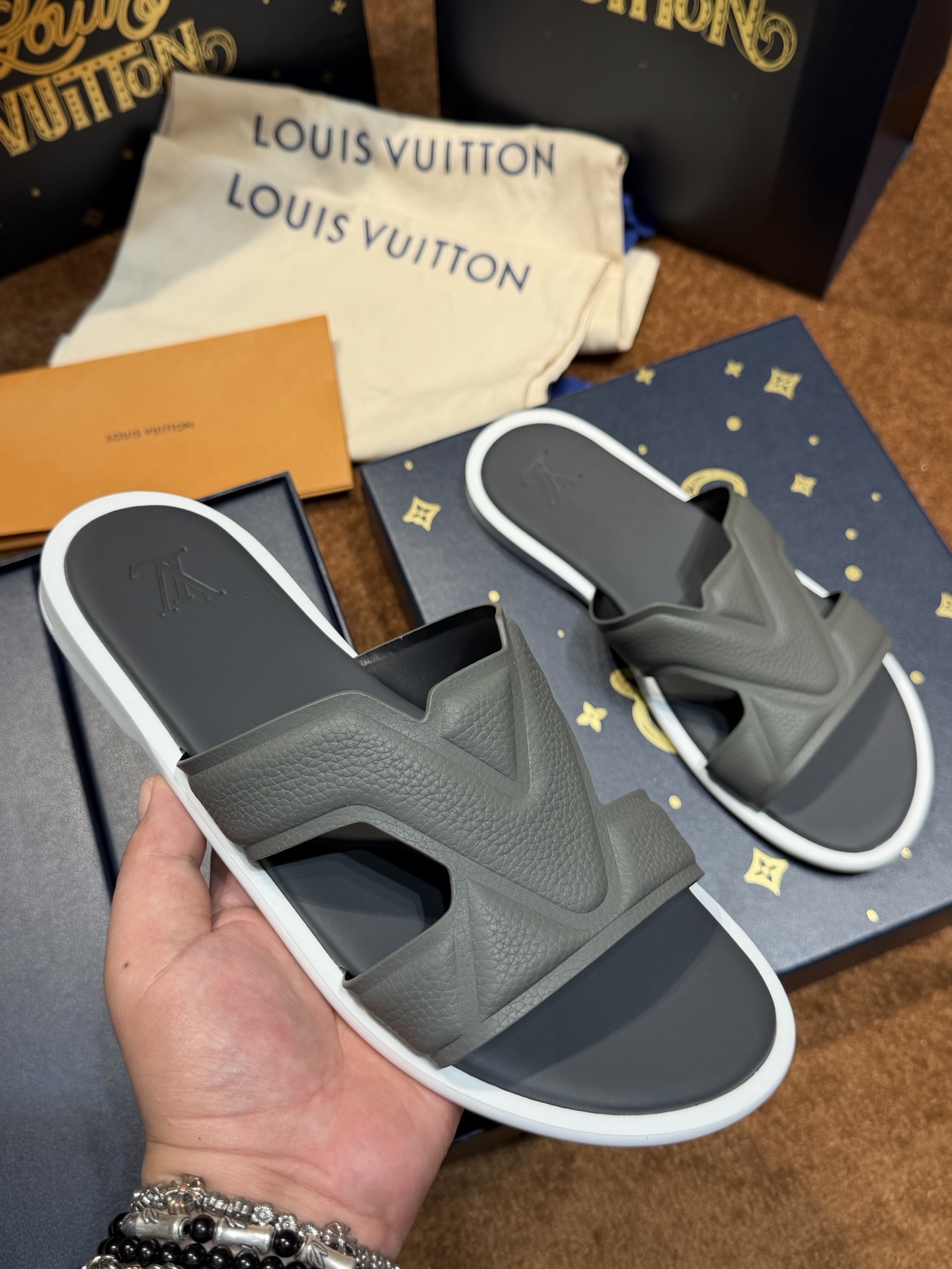 LV Style Canvas Men's Shoes style reference detail image 4 from source 780927