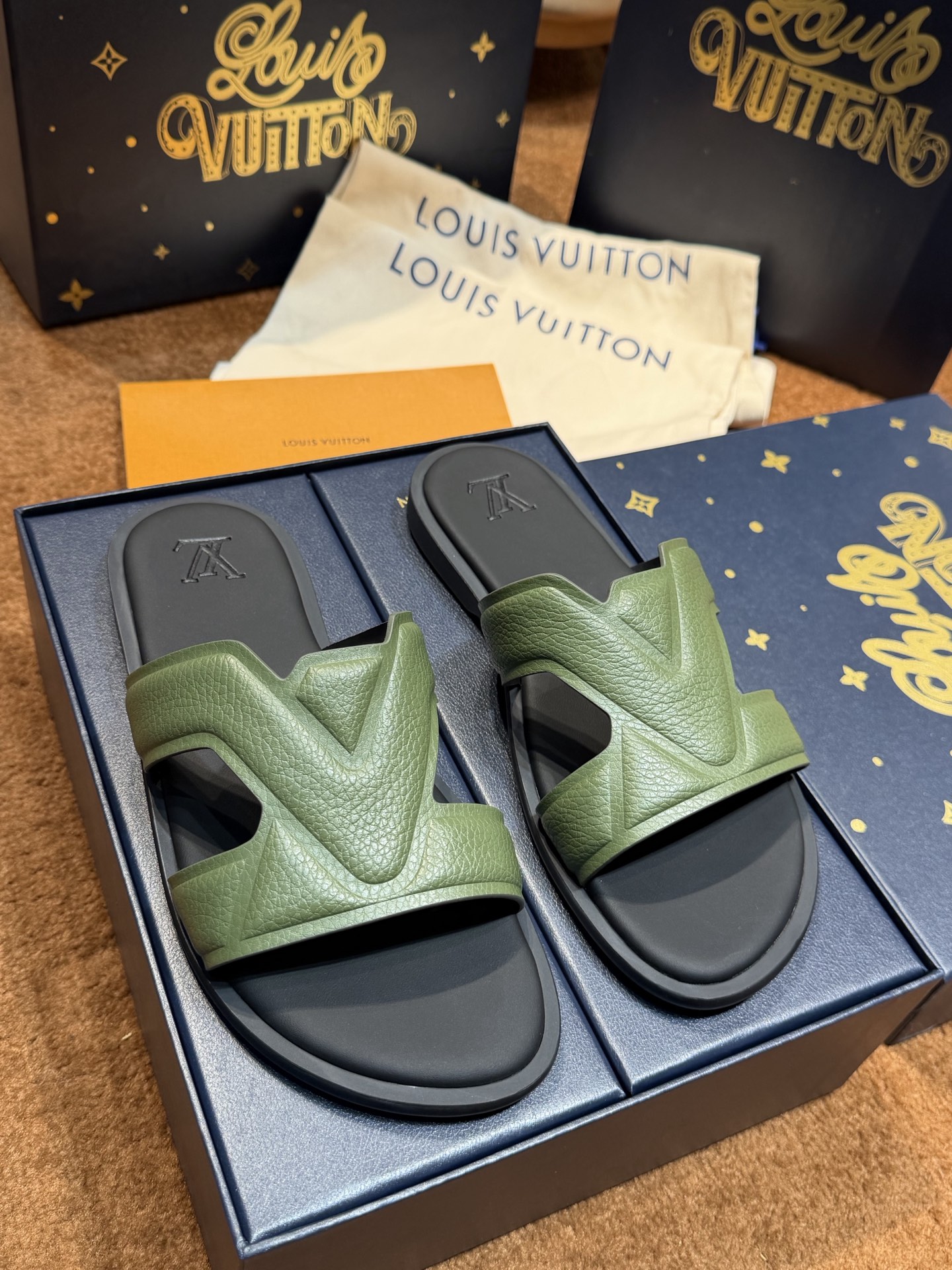 LV Style Canvas Men's Shoes style reference detail image 2 from source 780928