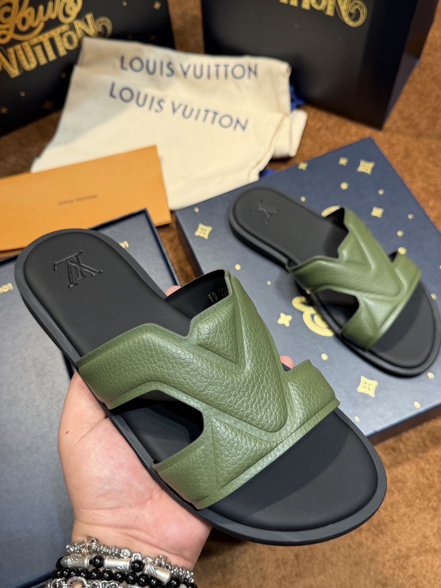 LV Style Canvas Men's Shoes style reference detail image 4 from source 780928