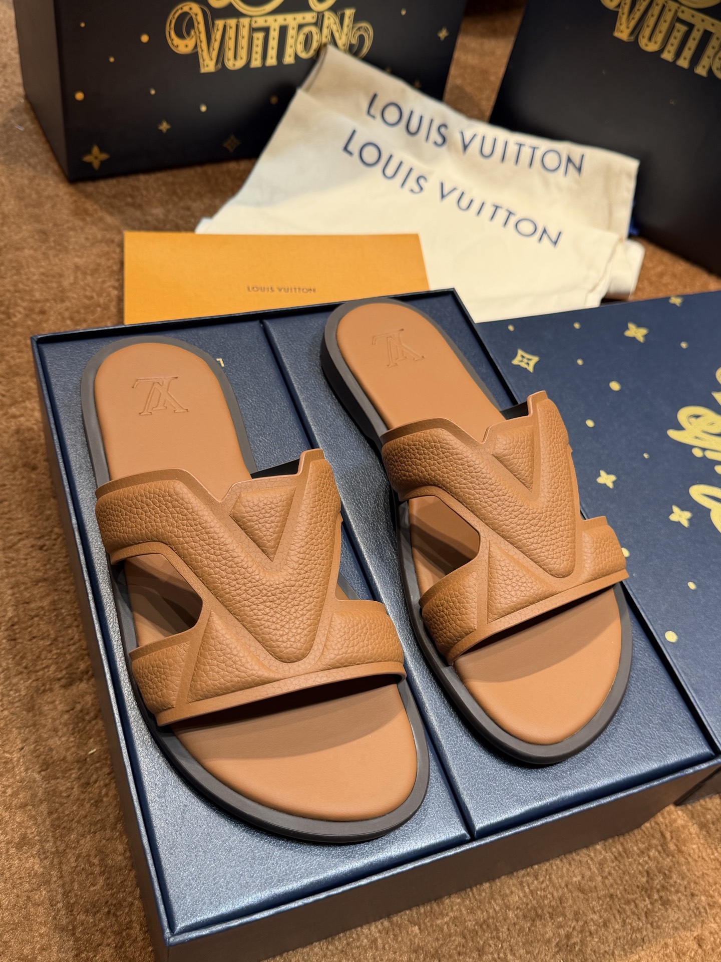 LV Style Canvas Men's Shoes style reference detail image 2 from source 780929