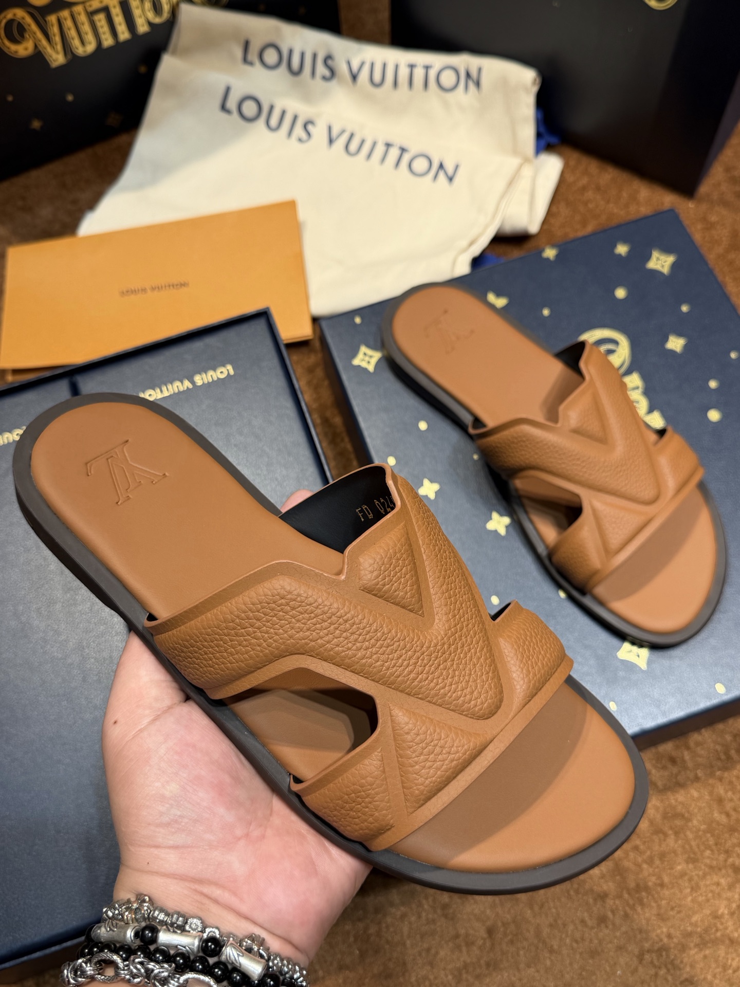 LV Style Canvas Men's Shoes style reference detail image 4 from source 780929