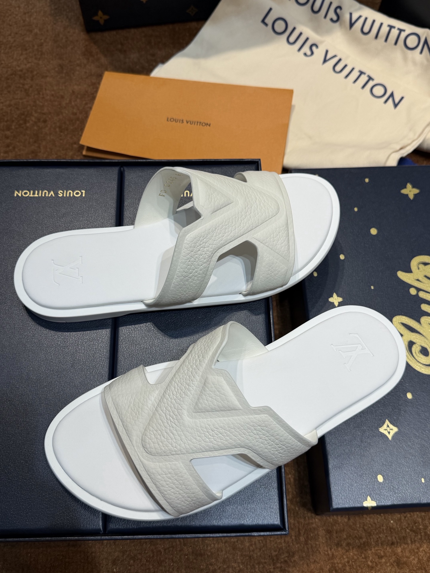 LV Style Canvas Men's Shoes style reference detail image 5 from source 780930